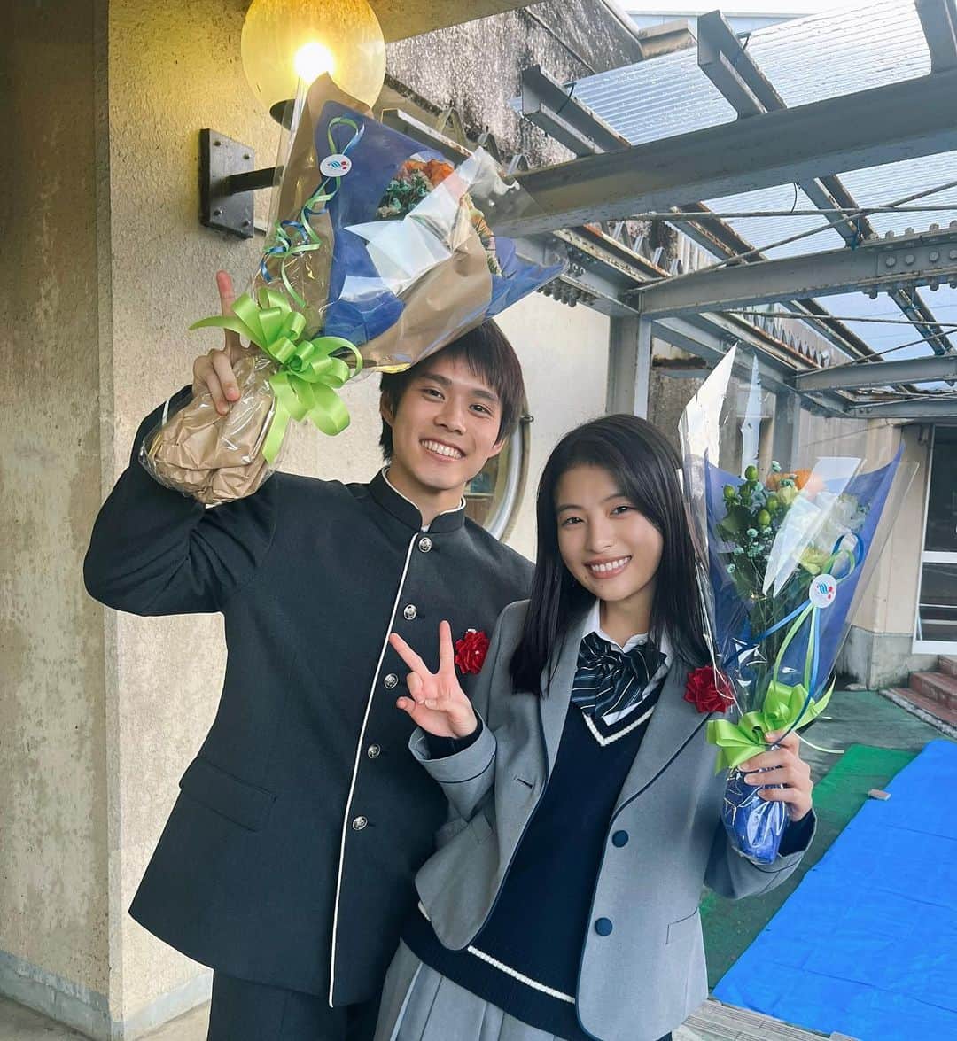 のインスタグラム：「#クレッシェンドで進め  本日オールアップしました！！  3年C組のみんな2ヶ月間ありがとう。温かい現場でした。  放送はまだまだ続くので まだまだクレッシェンドをよろしくお願いします😊  最後は樫くんと佐藤監督、佐久間監督と記念写真！」