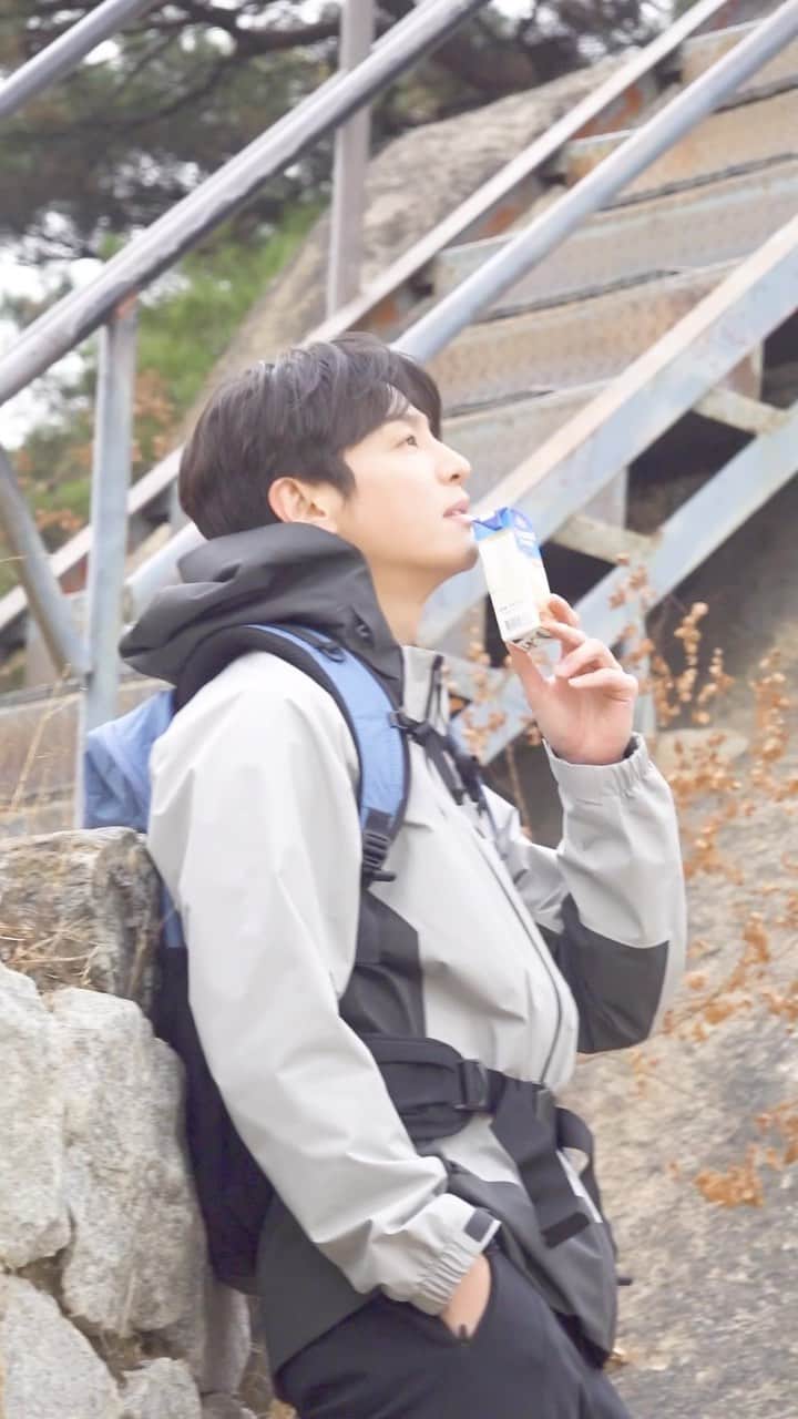 クォン・ユルのインスタグラム：「🍁⛰ #인왕산 #아몬드오트 #광고」