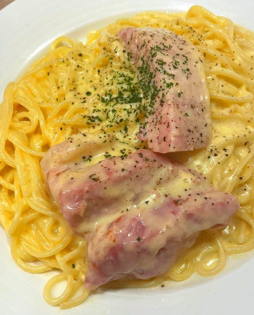 ほねつきかるべのインスタグラム：「【スパザウルス】さん  カルボナーラ  #代々木上原#東京グルメ#東京ランチ #カルボナーラ #スパザウルス」