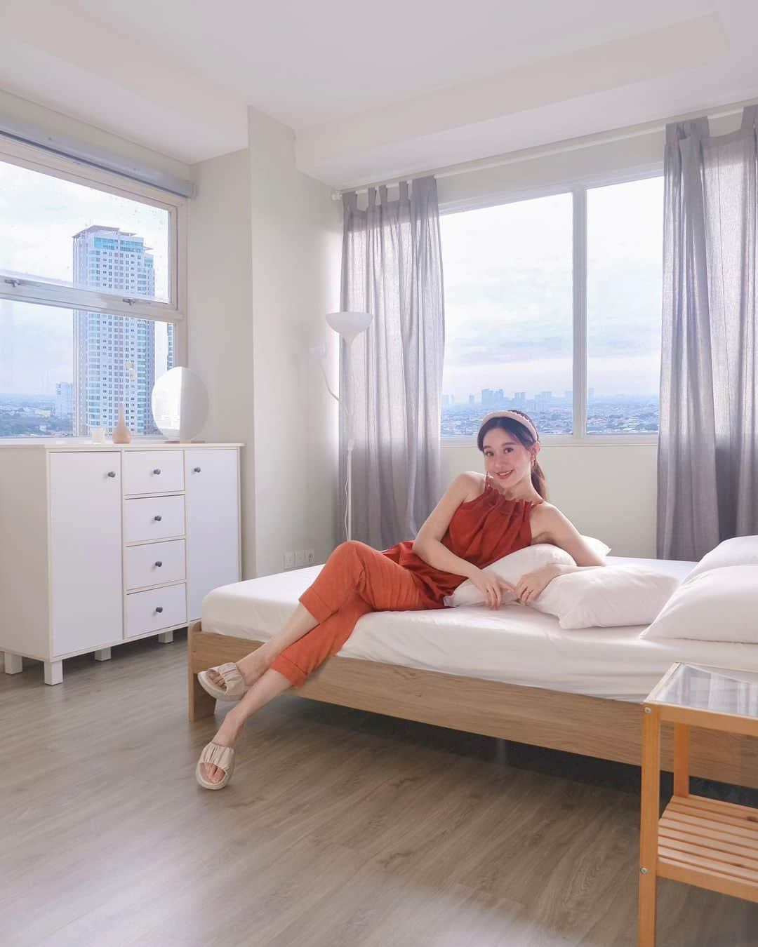 ジェシカ・ヤマダのインスタグラム：「Guysss, Ant and I are selling this BRAND NEW apartment! 🥹 Specs nya ada di bawah, but a lil backstory dulu yaa. 🥰⁣⁣⁣⁣⁣ ⁣⁣⁣⁣⁣ Jadi ceritanya waktu itu Ant mau nikahin aku cieee 💍, terus my mom’s T&C harus ada tempat tinggal wkwk. Jadilah kita keliling sana sini dan jatuh hati sama 1Park Residences inii, karena fasilitasnya oke, bersihhh, family apt yang feelingnya aman dan menyenangkan, lokasi strategis DAN at that time, cuma unit kita dan sebelahnya yang Brand New, alias belom pernah ditinggalin / disewain at all (we bought this unit directly from Pak Hendro - owner Intiland who developed this apartment). ✨ Nah terus kita udah seneng banget dan siapin semuanya kan buat tinggal disana, EHHH aku hamil kembar. 🤰🏻😂 Wah ga cukup deh soalnya unit ini kita beli emang buat newlywed or max 1 anak dulu gitu ya. Kalo twins, dari awal sampe now aja kita ada 2 nannies, belom ayi, my mom, dll. 🥲 So that’s why kita ga disini, padahal udah ngimpi banget jadi anak Selatan. 🙈⁣⁣⁣⁣⁣ ⁣⁣⁣⁣⁣ Anyway, even until now, kita belum pernah sewain apt ini sama sekali, jadi kondisinya 100% BRAND NEW, hanya udah kita isi furniture dan elektronik aja so udah siap ditinggalin banget nih, tinggal angkat koper 😍👍⁣⁣⁣⁣ ⁣⁣⁣⁣⁣ Buat kalian yang tertarik, or if you guys know someone who might wanna buy this apt, here’s the specs ya 😊⁣⁣⁣⁣⁣ ⁣⁣⁣⁣⁣ FOR SALE: 1Park Residence Apartment⁣⁣⁣⁣⁣ A full furnished BRAND NEW 2-Bedroom unit consists of 2 Bathrooms, Built-in kitchen and wet kitchen, 1 Maid Room & Bathroom, Balcony, Private Lift, City View, in a size of 91,5sqm. Price: IDR 2,500,000,000 (GOOD DEAL, NEGOTIABLE).⁣⁣⁣⁣⁣ ⁣⁣⁣⁣⁣ Location: Gandaria Utara. Strategic location in South Jakarta surrounded by intl schools, hospitals & shopping malls. 85% tenants here are expats, Japanese in majority. Near MRT Station, easy access to Senayan, Pondok Indah, Pakubuwono, CBD area.⁣⁣⁣⁣⁣ ⁣⁣⁣⁣ Facilities: Papaya Grocery, Daiso, Starbucks, Sumibi Resto, Salon, Swimming Pool, Gym, Tennis & Basketball Court, Yoga Corner, Jogging Track, BBQ Area, Kids Outdoor & Indoor Playground, Function Room, ATM, Basement Parking, Security & CCTV 24/7.⁣⁣ ⁣⁣⁣⁣⁣ For inquiries and private viewing, please contact: 08777 6333 868⁣ (WA)」