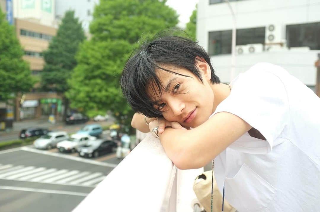 のインスタグラム：「2022.11.21 . . 本日29回目の誕生日をお迎えいたしまして。 . たくさんのお祝いのお言葉有り難く頂戴いたしております . 感謝の気持ちは忘れず、 変わらず邁進していきたいなと思います🔥 . この仕事を目指し始めた頃の22歳渡邊と共に ラスト20代、始めます」