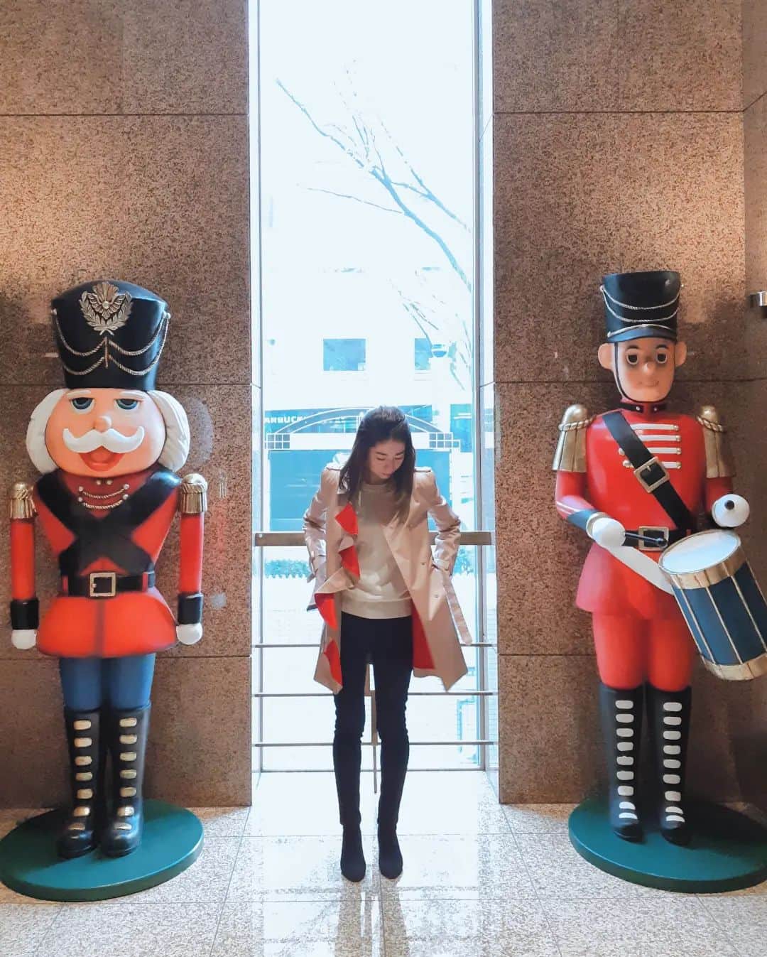 黒坂真美のインスタグラム：「💂‍♂️💂‍♀️❤️  街はすっかりクリスマスですね～ みなさま、お元気ですか？  私は名古屋に行ってきましたー！ 次回は名古屋旅行について アップしたいと思います。  みんな 次回も見てくれるかな～？ 🕶️🎤👂✋  #黒坂真美 #kurosakamami #名古屋 #nagoya #trip #Christmas #japan #🇯🇵 #💂‍♀️」