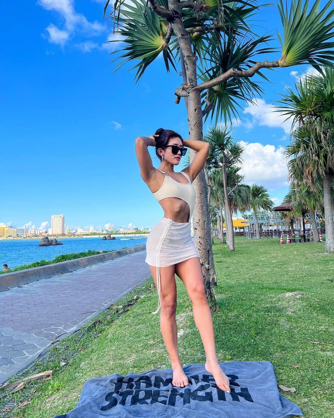 のインスタグラム：「毎年夏は減量中で夏らしいことができなかったので、遅めの夏休みで沖縄にきました🏝💕 ⁡ お母さんと2人旅は初めてなので嬉しい😊✨ いっぱい食べるぞーーー😆 ⁡ ⁡ #workout#fitness#fitnessbikini#bikinifitness#fitnessmotivation#personaltrainer#fitgirl#筋トレ女子#パーソナルトレーナー#ボディメイク女子#ボディメイク#okinawa#沖縄#沖縄旅行#アラハビーチ」