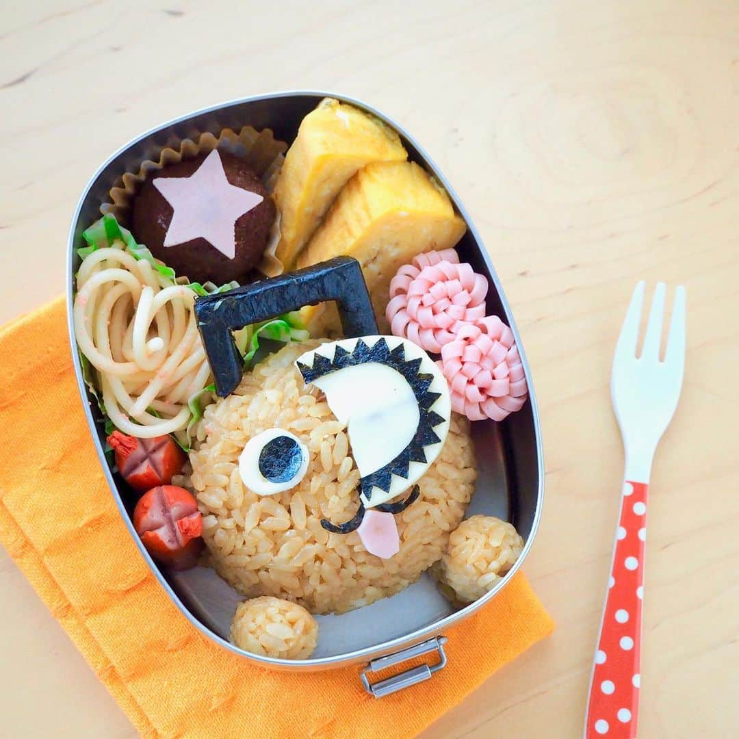 ザッキー☆さんのインスタグラム写真 - (ザッキー☆Instagram)「学校イベントのお弁当🍙 ポチタ知らない人には何に見えるだろう💦😅  ちょい、チェーンソーが大きすぎた感…片目しか見えないし、角度むずいな。  ちゃんと逆の目も付けてはある‼️😆  #チェーンソーマン #ポチタ #チェーンソーマンキャラ弁 #ポチタキャラ弁  #kyaraben#bento#obento#foodart#lunchbox#food#foodie#cute#cutefood#foodporn#foodstagram#キャラ弁#幼稚園弁当#デコ弁#簡単キャラ弁#簡単弁当#暮らしニスタ#kurashiru#locari#lin_stagrammer#kyarabenist#snapdish#ザッキーのkitchen」11月21日 22時43分 - kazuyo_yamazaki