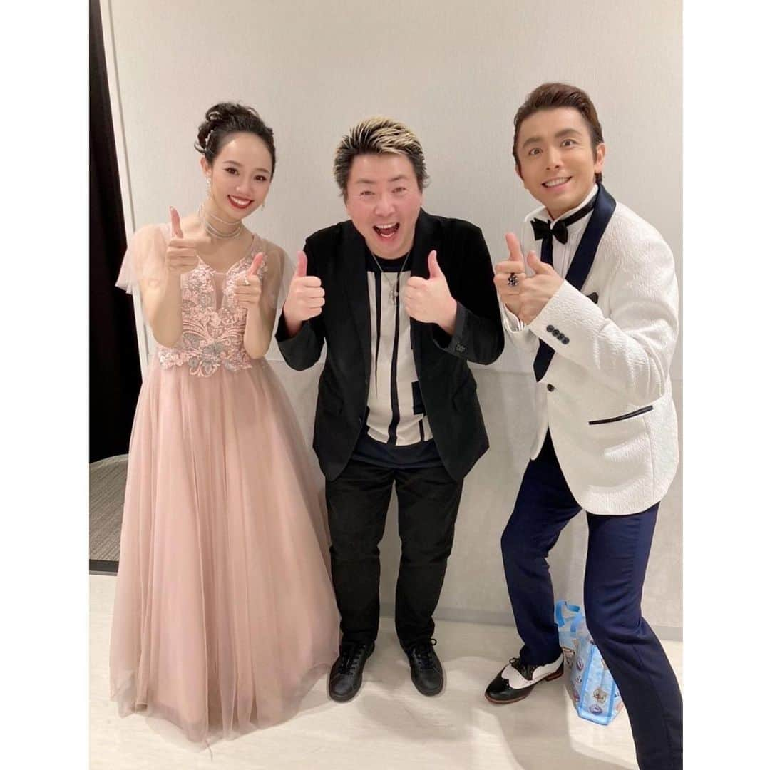 咲妃みゆさんのインスタグラム写真 - (咲妃みゆInstagram)「「The PARTY in PARCO劇場」 無事に千穐楽を迎えることができました！ ⁡ 連日劇場へお越しくださった皆様 エールを届けてくださった皆様 本当に本当にありがとうございました。 ⁡ コミカルなお芝居をお楽しみいただきつつ、数々のミュージカルの名曲はその世界観を崩さずにご堪能いただくにはどうすれば良いだろう。。🤔 リハーサル時間が限られた状況で、デュエットさせていただく方々と呼吸を合わせるにはどうすれば良いだろう。。🤔 日替わりキャストの皆様そしてお客様にリラックスしていただきつつ、笑顔溢れるMCコーナーをお届けするにはどうすれば良いだろう。。🤔 文字通り＂毎日が新鮮＂な公演において、どんな出来事にも順応できる柔らかい自分であるにはどうすれば良いだろう。。🤔 ⁡ お稽古中からたくさんの＂🤔🤔🤔🤔＂と向き合う中で、恥ずかしながら不安を感じることも正直ありました。しかしそんな不安なんて吹き飛んでしまう程、劇場には毎日笑い声が満ち温かい拍手が満ちていて…カーテンコールではいつも胸がいっぱいになりました😭✨ ⁡ ⁡ Special Thanks … #小林遼介 さん✨ 遼介さんの優しさと誠実さと面白さと面白さと面白さに、私は幾度となく助けていただきました。お芝居もお歌もMCも、、一緒に試行錯誤しながら歩んだ日々は大切な想い出です。遼介さんの「Go the distance 」ものすっっっごく素敵だったなぁ…👏 ⁡ #進藤克己 さん＆バンドメンバーの皆さま 計55曲という気の遠くなるような楽曲数を、その日その日の歌唱する方の方向性をしっかり汲み取り丁寧に演奏してくださいました。これは誰にでも成せる事じゃないです。技術力・集中力・対応力の素晴らしさに頭が下がるばかりでした🙇‍♀️🙇‍♀️🙇‍♀️MCやアドリブで笑ってくださる声が聴こえると嬉しかったなぁ💕 ⁡ たくさんの学びと経験と感動を授かり、心から感謝です。本当にありがとうございました‼️」11月21日 22時46分 - miyusakihi