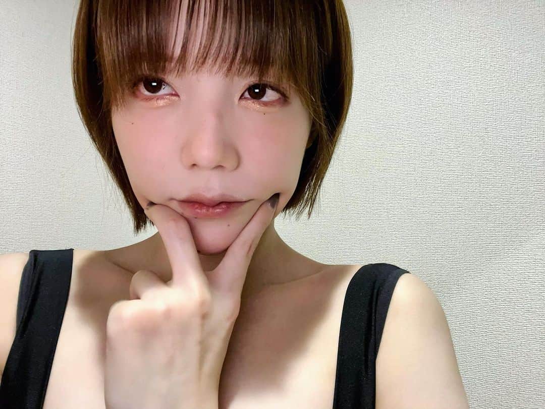 のインスタグラム：「我慢出来なくて髪をバッサリショートにしてしまいました。後ろ髪、サイドは美容師さんにお任せして、黄金比の前髪は私が鼻毛バサミで今さっき切りました。ですので切り散らかした前髪の残骸は顔にへばり付いてます。優雅に自撮りしてる風だけど切った髪が目に入って死ぬほど痛いし鼻周りに落ちた髪の毛で痒すぎます。しばらくこれで行きます🫣  #珍しく裸眼 #自撮りって恥ずかしい」