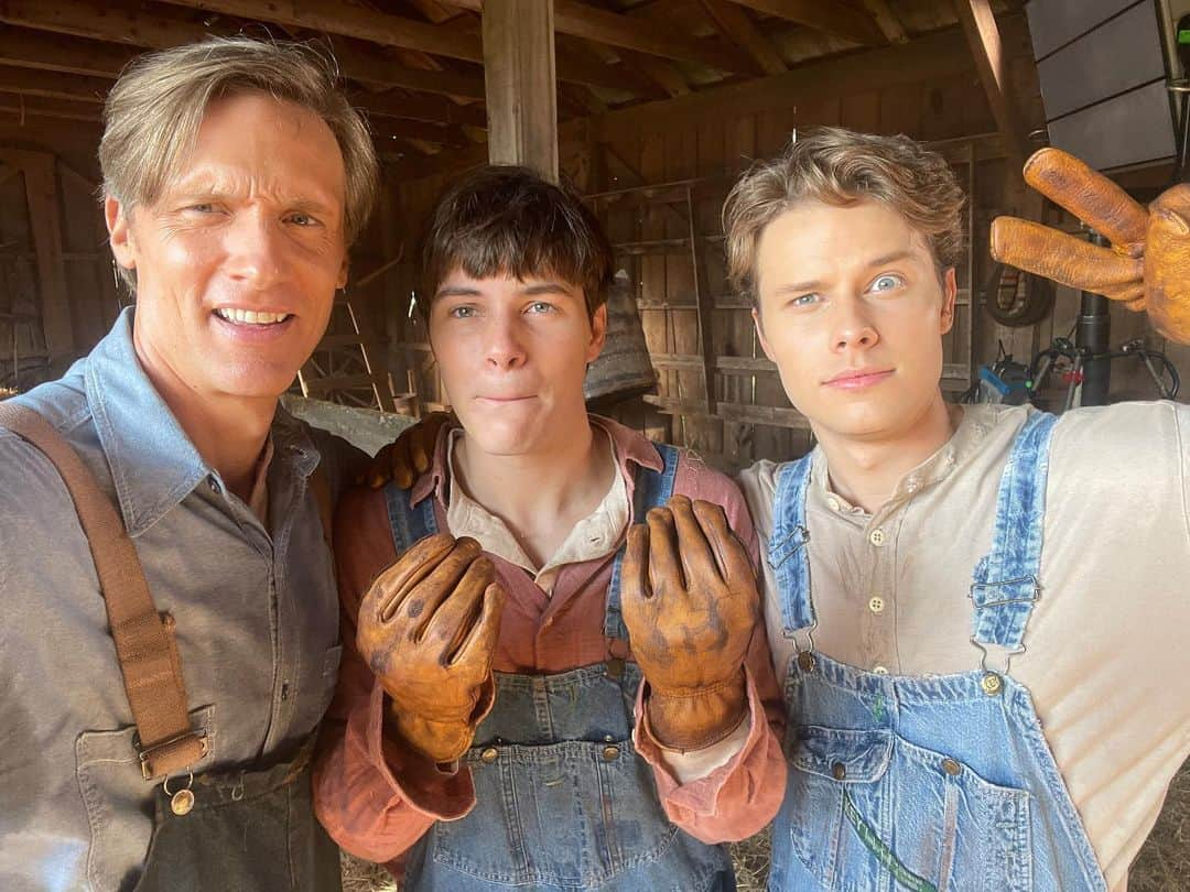 テディ・シアーズのインスタグラム：「Walnuts! A Walton’s Thanksgiving BTS photo dump 🦃🧡」