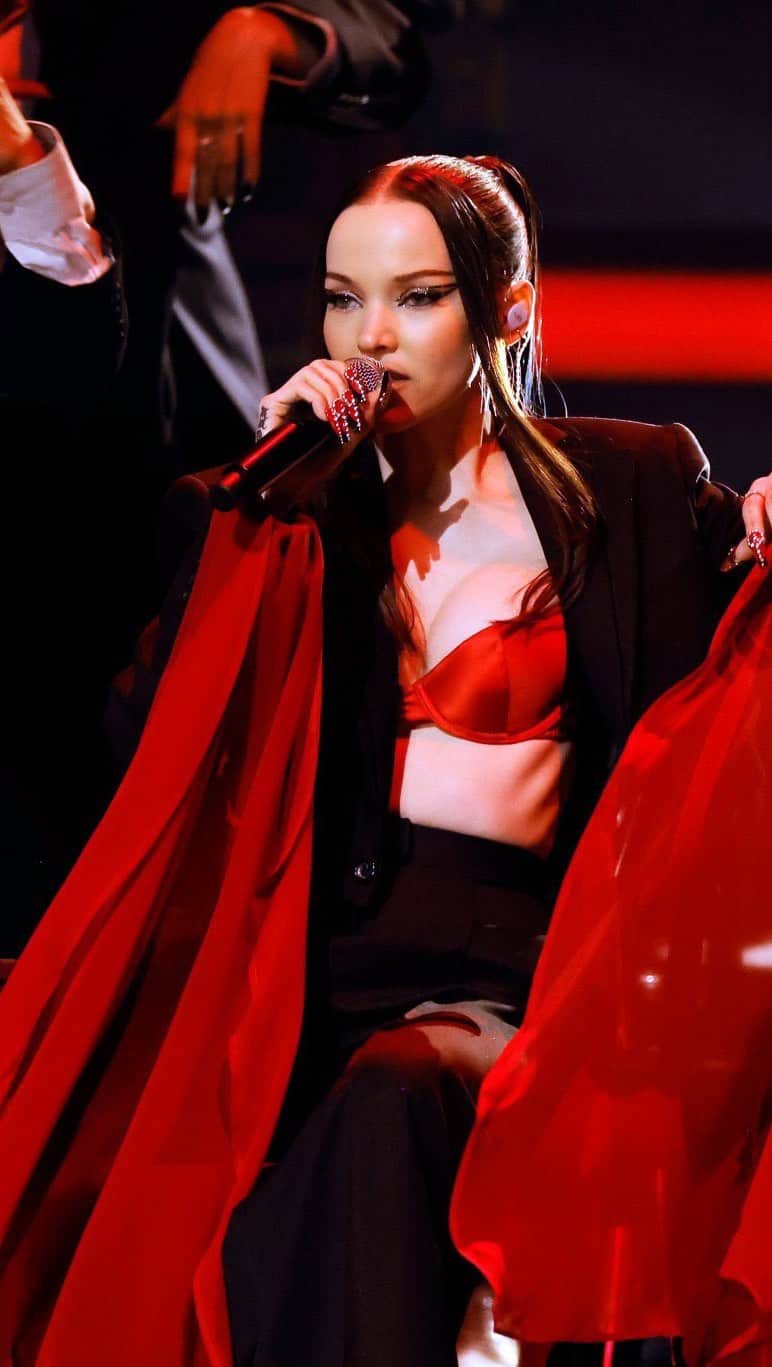 カイル・ハナガミのインスタグラム：「So freaking proud of you for this performance AND for winning BEST NEW ARTIST at the AMAs last night. WHAAAAAT?! Thank you for trusting me and what a dream team to work with.   Creative Director: @gribiche  Musical Director: @maxephronbernstein Choreography Asst: @haleyfitzgerald  Choreo Project Manager: @hondotey  Dancers: @aishimatsu  @anthonydoubleu @_kristerry @evandebendetto @stephenperez @jalen_forward @peytonmatthias  @starleyanne @shannonk888 @effietutko @mayceesteele  Musicians:  Bass - @leannebowesbass Keys - @pierrejamerson  Wardrobe Team: Stylist - @marta.del.rio Wardrobe Asst - @venetiakiddstyle Wardrobe Asst - @jaiinkang Tailor - @alexnavarrodesigns  Glam Squad: Hair - @claytonhawkins Makeup - @alexandraafrench Nails - @byjuanalvear  Playback:  @chrisdiaz794   Special thank you to management, Columbia Records and the entire production team at the @amas. ♥️」