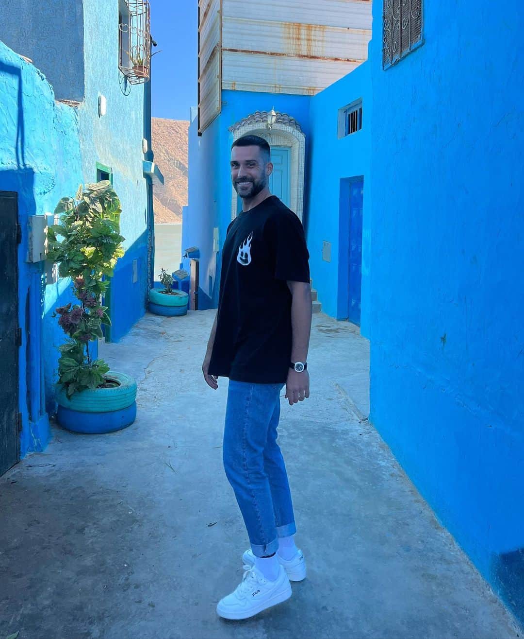 ミゲル・アンヘル・モジャのインスタグラム：「Le dió de sí el callejón azul al modelito 😬」