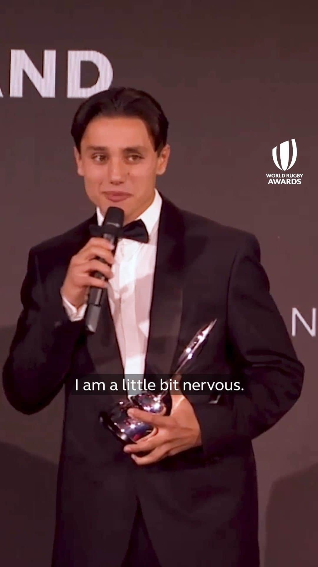 のインスタグラム：「🏴󠁧󠁢󠁥󠁮󠁧󠁿, 🇮🇹, 🇫🇷   Just @ange_capuozzo delivering his acceptance speech in three different languages 👏   #WorldRugbyAwards | @tudorwatch」