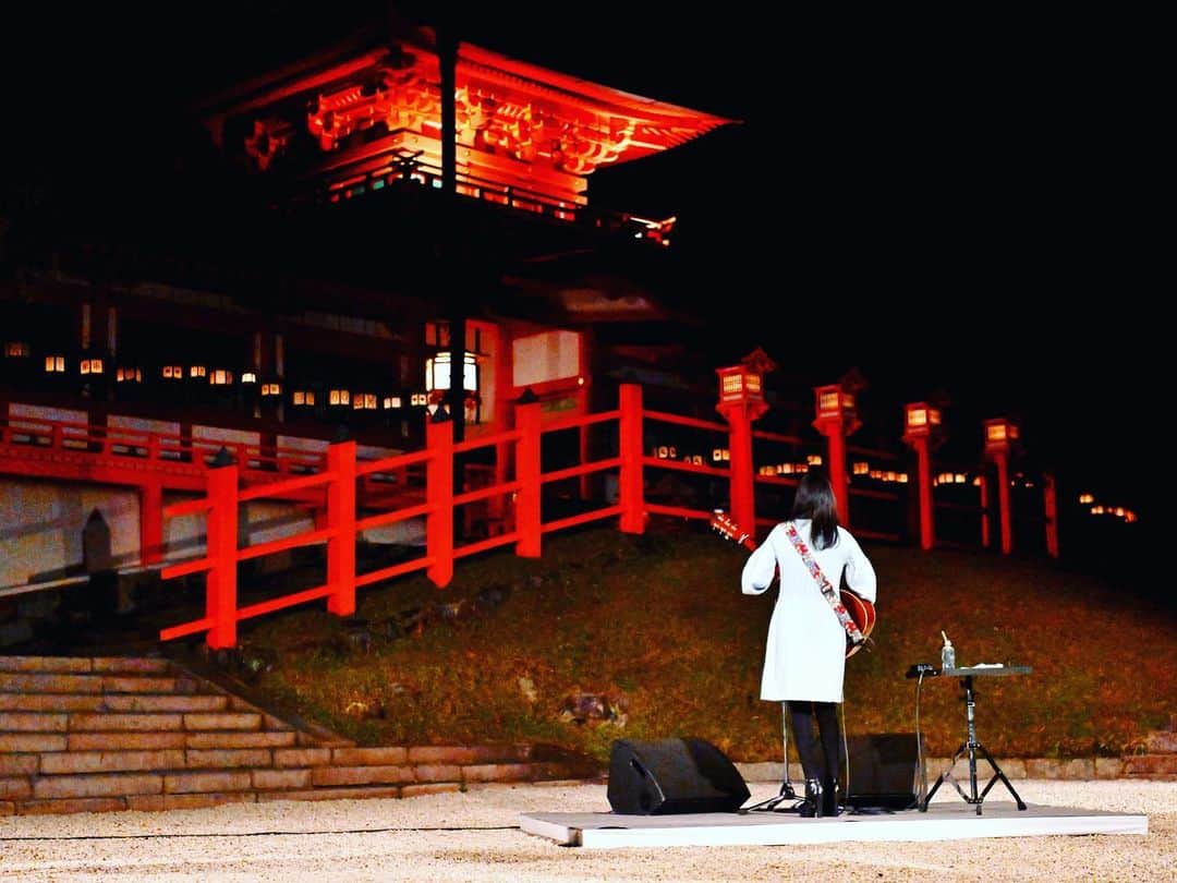 Ka-Naさんのインスタグラム写真 - (Ka-NaInstagram)「I had been in Japan for 3 weeks! It was such a wonderful time :) I performed so many places this time. I went to Okayama for my concert at an elementary school which is an important cultural property, Chiba for my tour, Nishinomiya for a family concert, Nara for a dedication concert at Kasuga Taisha which is a really old historical Shrine, and Akashi for an important national event which was the Emperor and Empress of Japan attended… All of the events were so exciting and fun!!! I am really grateful and horned to have this opportunity to perform in those events and concerts. Also, thank you all so much for coming to see my performance ;) Now, I’m back in Brooklyn, so I’m going to enjoy this fall and winter in NY for a while!  三週間の日本滞在を終えて、NYに帰って来て一週間が経ちました〜(/￣▽￣)/ 今回の滞在も本当に内容が濃くて、どれも思い出深いイベントやコンサートばかりでした！！！ イベントやツアーに来てくださったみなさん、呼んで下さったみなさん、一緒に演奏してくれたメンバー、支えて下さったスタッフ関係者のみなさん、本当にありがとうございました(≧∀≦)/ この三週間のスケジュールがだいぶ濃すぎたんで、さすがにしばらくはBrooklynでちょっとゆっくりします〜。 ますます寒くなってきますので(NYは今朝−2℃やったで笑！)、みなさまもご自愛なさってお過ごしください(=ﾟωﾟ)ﾉ  #旧吹屋小学校 #familytiestour#0歳からのおやこコンサート#春日大社#第41回全国豊かな海づくり大会兵庫大会〜御食国ひょうご〜 #植村花菜#kanauemura#ka-na#ny#newyork#ニューヨーク#newyorklife#singersongwriter#シンガーソングライター#guitar#ギター#acousticguitar#アコースティックギター#japanese#japanesepops#jpop#」11月22日 12時15分 - kanajpop