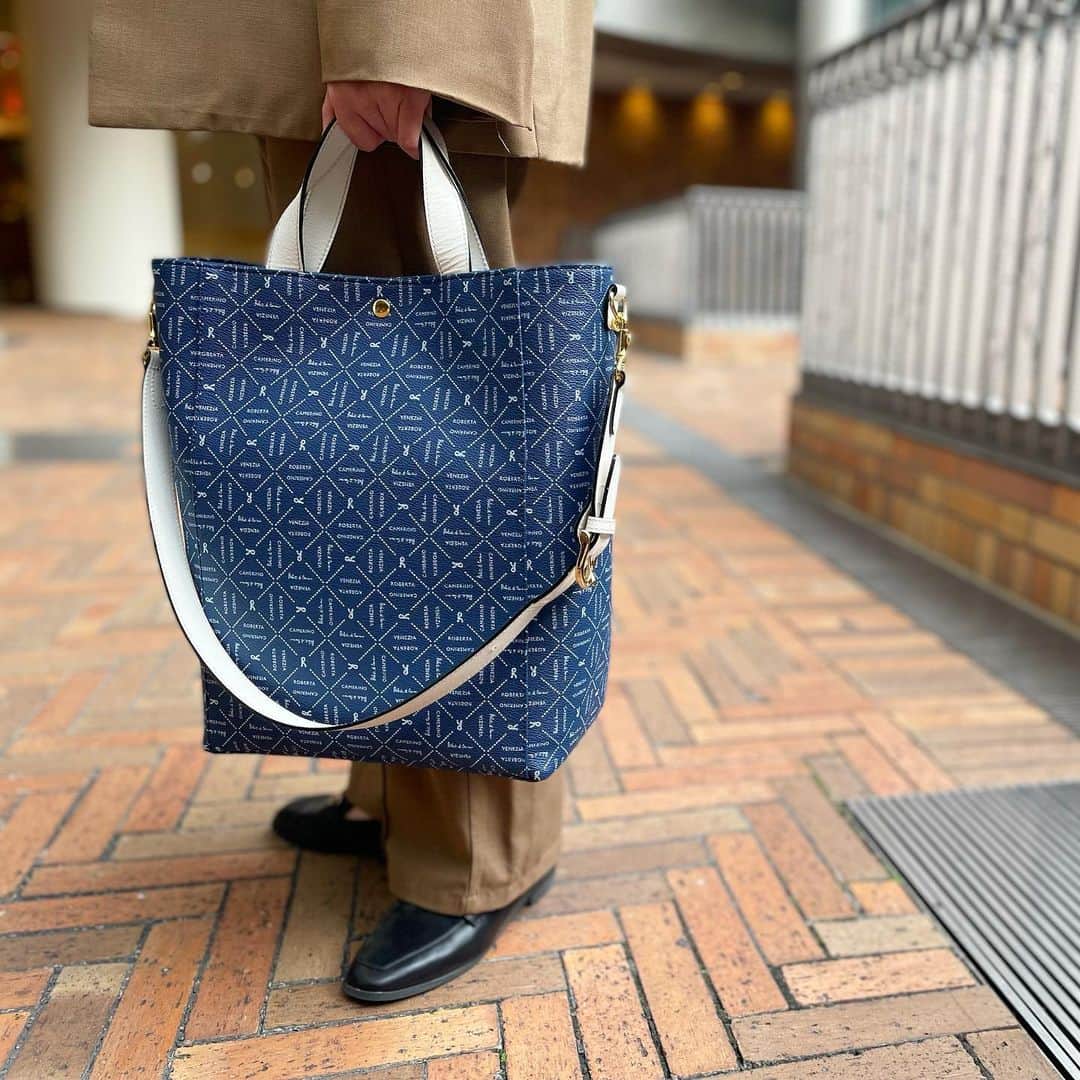 ROBERTA本店のインスタグラム：「. 2022年も気付けば残わずか……！ ⁡ 頑張った"1年のご褒美"に バッグの新調はいかがでしょうか☺️？ ⁡ 今日ご紹介するのは、 ビジネスにも普段使いにも最適な 軽量PVCバッグ『 チェルシー 』🌿 ⁡ かっちりとしたシルエットかつ ベーシックな色味がフォーマルシーンにも サラリと馴染みます✨ ⁡ PVC素材のバッグなので、 雨の日にも持ち運べる安心感も魅力です☔️ ⁡ オリジナルのクロス柄デザインが コーデに抜け感とお洒落さを演出するので 普段使いにもバッチリです👌🏻 ⁡ (swipe5) PCや500mlのペットボトルも収まるので 普段荷物が多いという方にもおすすめです❤️ ⁡ 縦シルエットなので中身が見渡しやすいです！ ⁡ (swipe6) ポケットには小物をしまっておくと スムーズに取り出すことができて便利です🙆🏻‍♀️ ⁡ ⁡ 🌟swipe1~6 チェルシー/ネイビー×ホワイト 40,000円(税込44,000円) https://robertadicamerino.jp/c/chelsea/gd70 ⁡ ⁡ オンラインショップでも販売中👏 プロフィールよりご覧いただけます🔍 https://robertadicamerino.jp ⁡ #ロベルタ #ロベルタディカメリーノ #robertadecamerino #roberta#イタリア #ハンドバッグ#ショルダーバッグ #ビジネスバッグ #軽量#軽量バッグ #秋コーデ#秋冬コーデ #大人可愛い#大人カジュアル #きれいめコーデ#休日バッグ #休日コーデ#ビジネス  #牛革#レザー#カウレザー #pvc #pvcバッグ  #アタオランド#神戸#神戸国際会館 #ギフト#プレゼント #ご褒美 #スタジオアタオ」