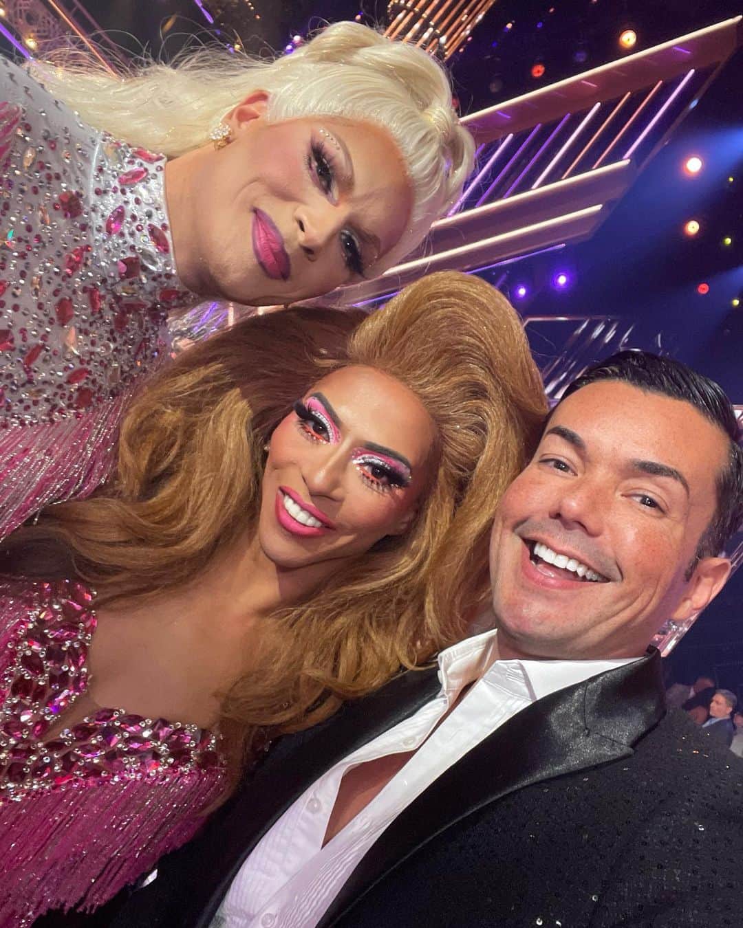 アンソニー・ラモスのインスタグラム：「What an amazing ride it’s been to be with the superstar that is @itsshangela and her amazing partner @glebsavchenkoofficial (Natasha here 💋) all season long on @dancingwiththestars   What a beautiful moment for our LGBTQ community and our drag performers who need our love and support more than ever!   Tonight was the JOY we all needed. 🙏🏻 Shangela, you are OUR winner, baby!  Gleb, thank you for the love and support!  #dwts #dwtsfinale」