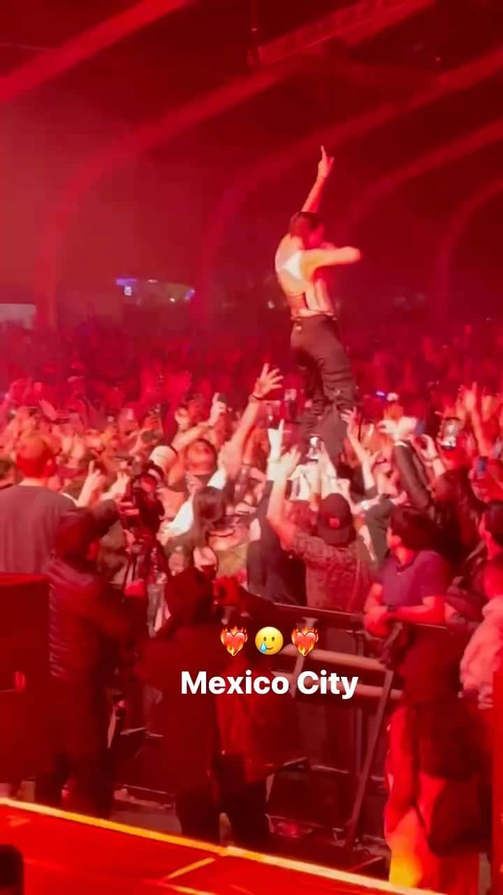 MOのインスタグラム：「Thank you @coronacapital !!! You brought the love and the energy and I am still high from it 🤪😍❤️‍🔥❤️‍🔥❤️‍🔥🎡 it was a dream come true being back in Mexico playing a show and see my fans. Hopefully it won’t be too long before I’m back again 🔮 Love u」