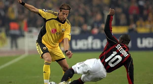 バンゲリス・モラスのインスタグラム：「21-11-2006 AEK - MILAN  Το αποτέλεσμα όλοι το θυμούνται 😉 Στιγμή αξέχαστη  💛🖤 @aekfc_official  #memories #championsleague #aek #football #footballtime #passion #70000fanssoldoutconcert」