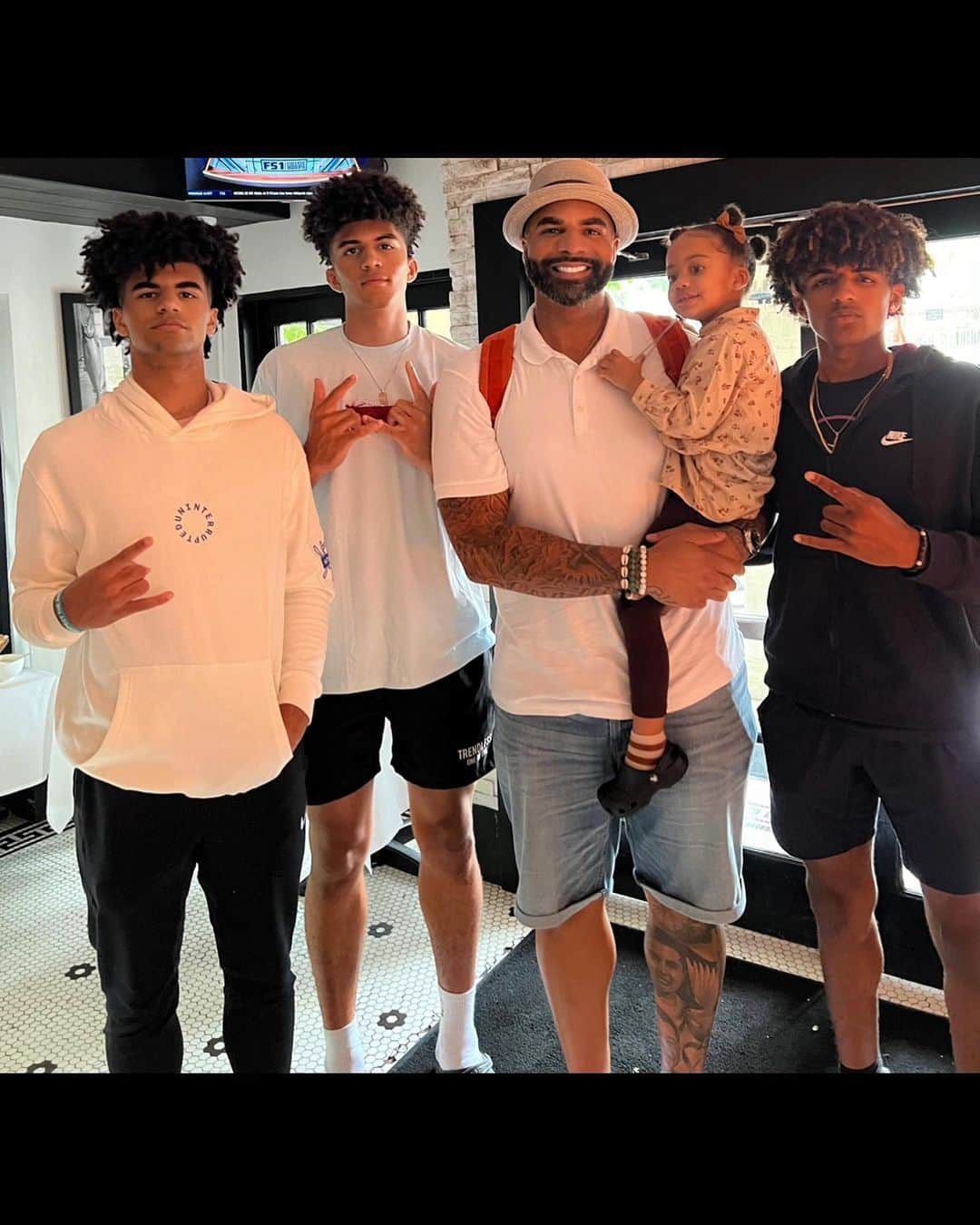 カルロス・ブーザーのインスタグラム：「Birthday Brunch With My Favs!!!  These 4 Are My 🌎… Big Shout Out To @3amigosmom For Making It Happen & Being The 💣 Photographer!!! #holdat」