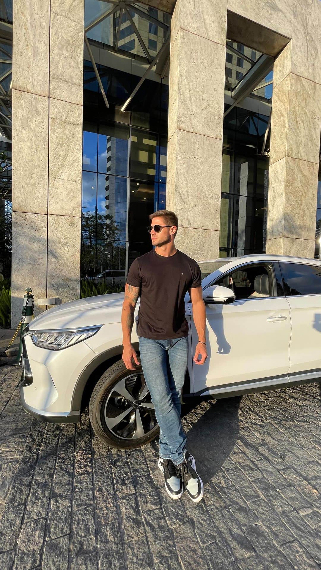 Jonas Sulzbachのインスタグラム：「Vocês são meus convidados pra dar uma volta nesse carro que eu estou simplesmente apaixonado. Esse é o Song Plus DM-i da BYD @bydauto.brasil ⚡  Essa máquina esbanja design e conforto, tem um amplo espaço interno, acabamento e revestimento premium, central multimídia e tem carregador por indução. Top demais né?  É um carro híbrido, roda 51km no modo exclusivamente elétrico. Mais de 1000km no modo híbrido, com carga completa e 1 tanque cheio.  Só tenho uma dúvida sobre esse carro: Qual a cor que vou pegar o meu 😏  #SongPlus publicidade」