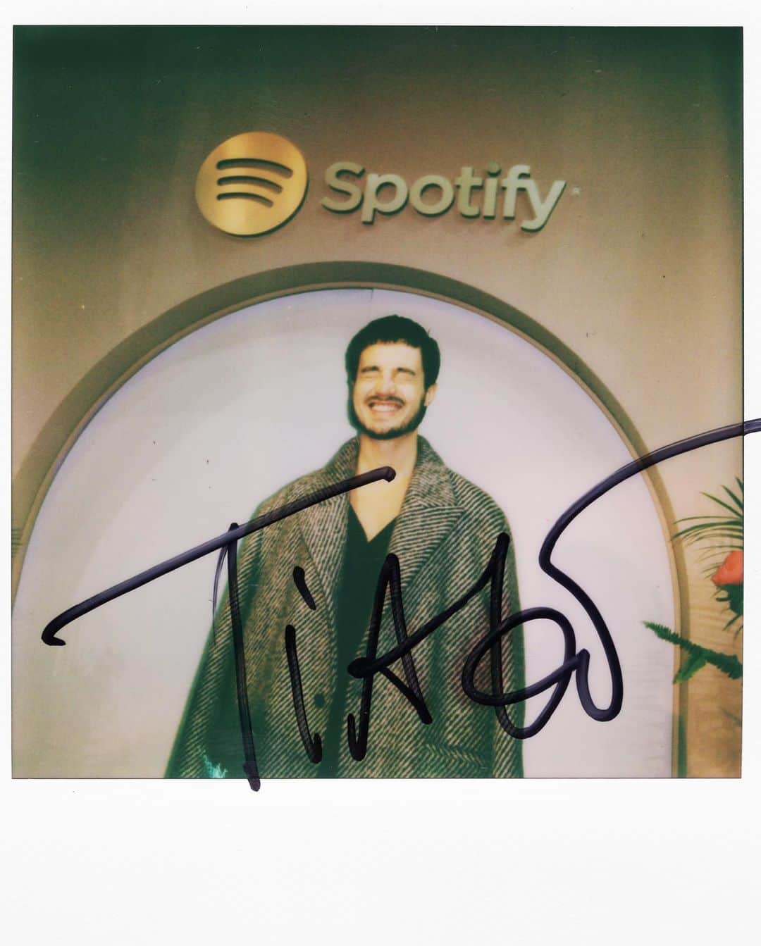 Alfredo Floresさんのインスタグラム写真 - (Alfredo FloresInstagram)「big thank you to @spotify @vivalatino and all the artists who pulled up to the #casaspotify pop up. had a blast 📸✨ #latingrammys2022」11月22日 6時17分 - alfredoflores