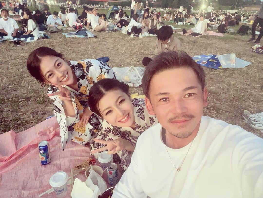 DJGEKIKARAのインスタグラム：「鴻巣花火大会やっと行けたー‼️‼️ 前はもっと近所だったのに行かなかったけど今年は行ってみたくて誘い出しました💚 めちゃくちゃ綺麗だった✨ フィナーレ見れなかったけど笑笑😂 爆笑した🤣 屋台もめちゃくちゃ混んでたから次回はおつまみ作っていくー‼️‼️  #激混み花火大会 #鴻巣花火大会 #浴衣  #ゆかた女子  #浴衣コーデ」
