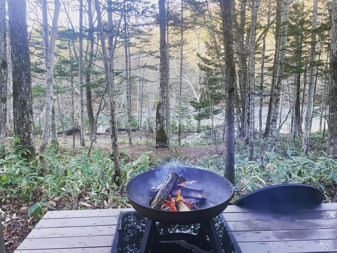 結城リナのインスタグラム：「おはようございます☺️引き続き山の中。 大樹町の光地園に出来た新施設 moving innさんのグランピング施設にテスト運転で泊まらせてもらいました✨ めちゃくちゃ最高。めちゃくちゃ贅沢。 サウナも風呂も自分で薪を焚べるタイプでちょっとした手間がまたいい👌 絶対また来ます！」