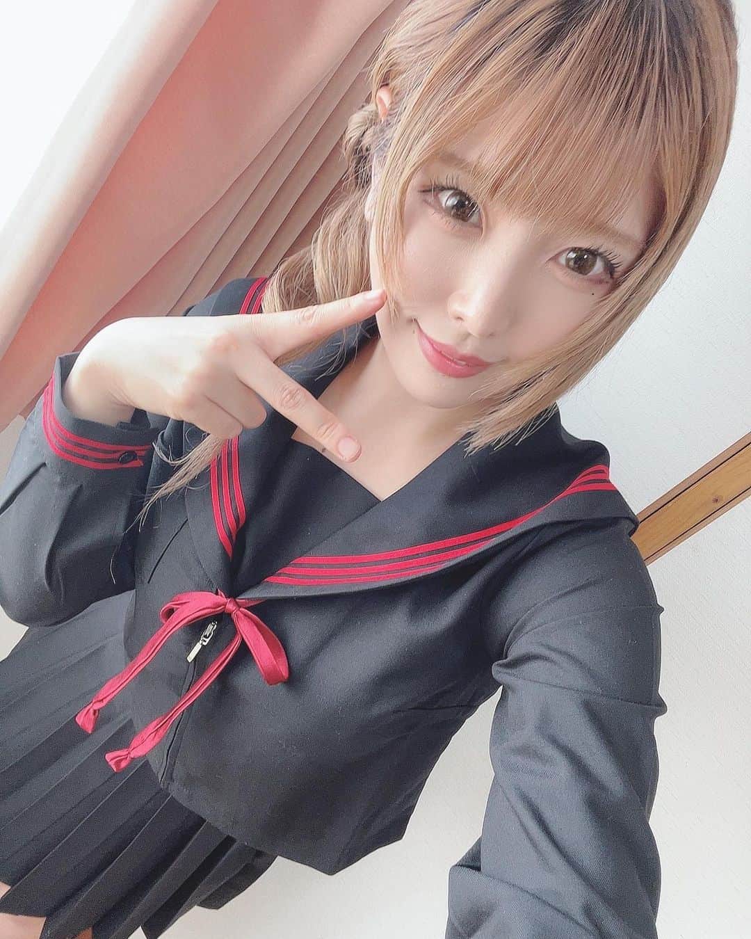 新村あかりのインスタグラム：「珍しくセーラー服着させてもらいました！  #セーラー服」