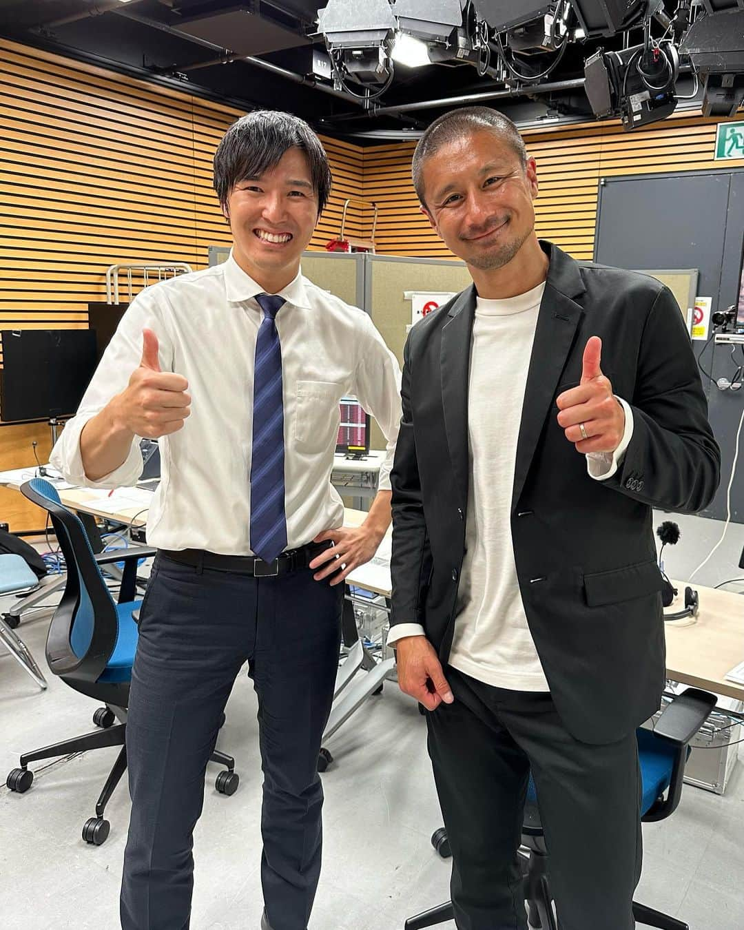 濱田隼さんのインスタグラム写真 - (濱田隼Instagram)「さすがW杯！！ これぞ世界トップレベルの戦い！！  「オランダ VS セネガル」は、両チームの魂がぶつかる、素晴らしいゲームになりました。 良い守備に、良い攻撃の連続でした。  試合後、解説の #坪井慶介 さんと 「どちらが勝ってもおかしくなかった！」 「オランダの采配がハマった！」 と酔いしれました。  約１ヶ月の夢の祭典は、まだ２日しか終わってません。 サッカーファンの皆さん、最高の１ヶ月を一緒に過ごしましょう(^^)  実況、めちゃめちゃ楽しかったです😄  #サッカー #w杯  #オランダ #セネガル #2-0 #坪井慶介 さん #四日市中央工業 出身」11月22日 9時20分 - shun_hamada_nbn