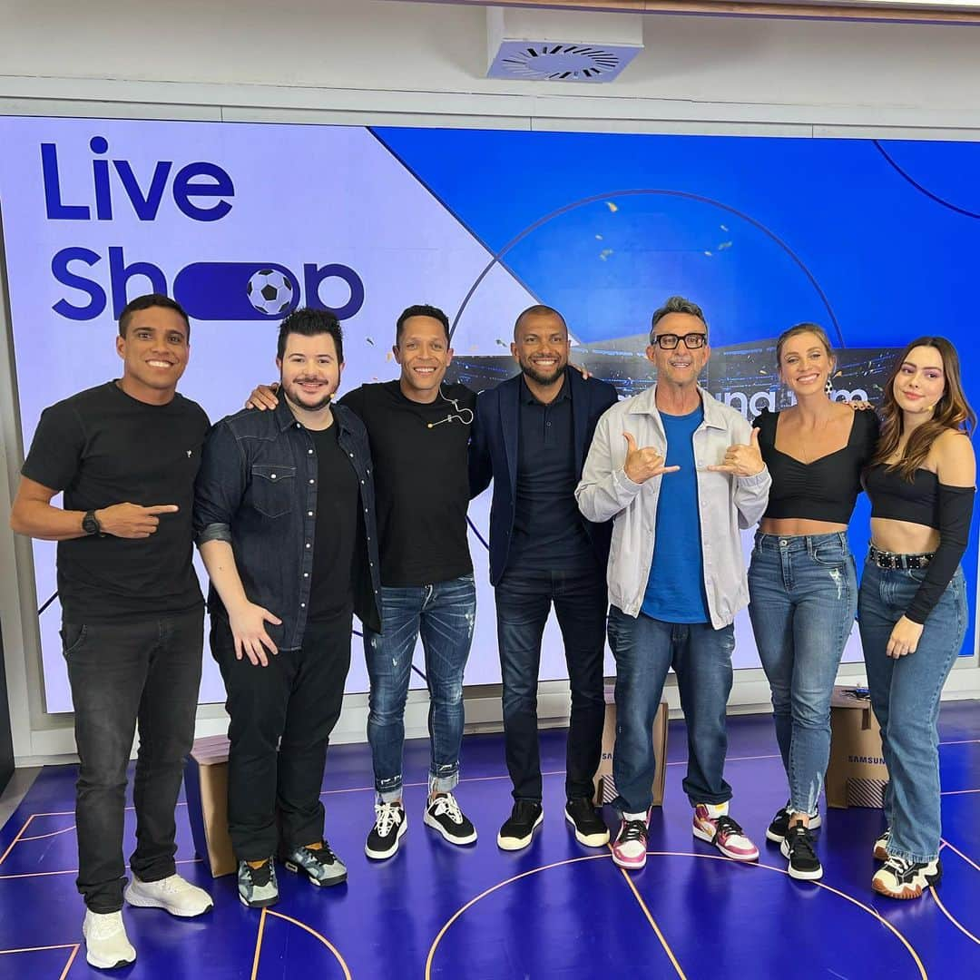 アドリアーノ・コレイアのインスタグラム：「Ontem tive uma experiência sensacional ! Com essa galera nota 1000!! Momento de descontração e muita risada, uma live top demais e Agradecer a @samsungbrasil pela oportunidade !! #soasamsungtem」