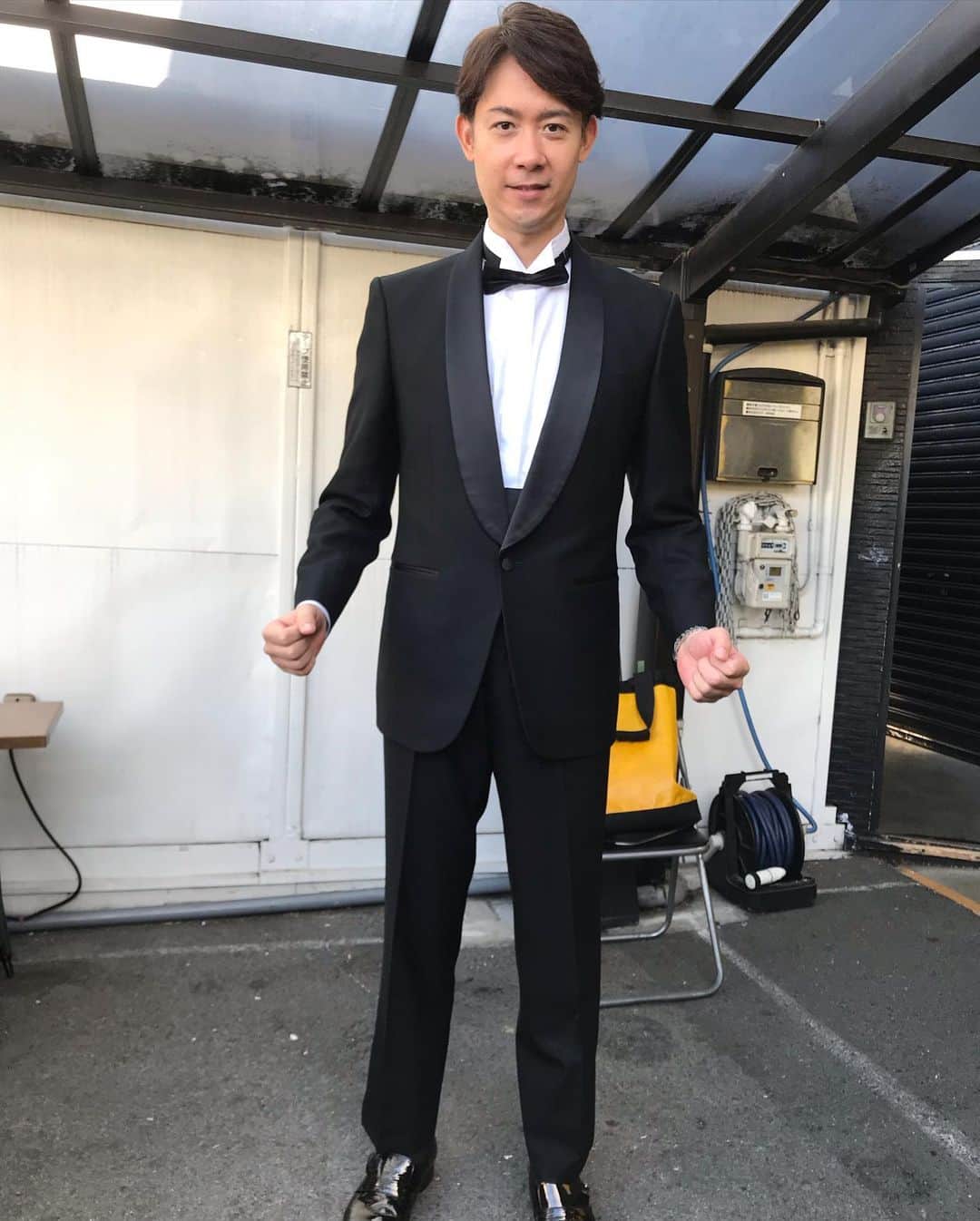 田淵裕章のインスタグラム：「ドラマの撮影に呼んで頂きました🎬 リングアナウンサー役です🎤 タキシードも着させて頂き、感激です✨  #ドラマ #リングアナウンサー #タキシード」