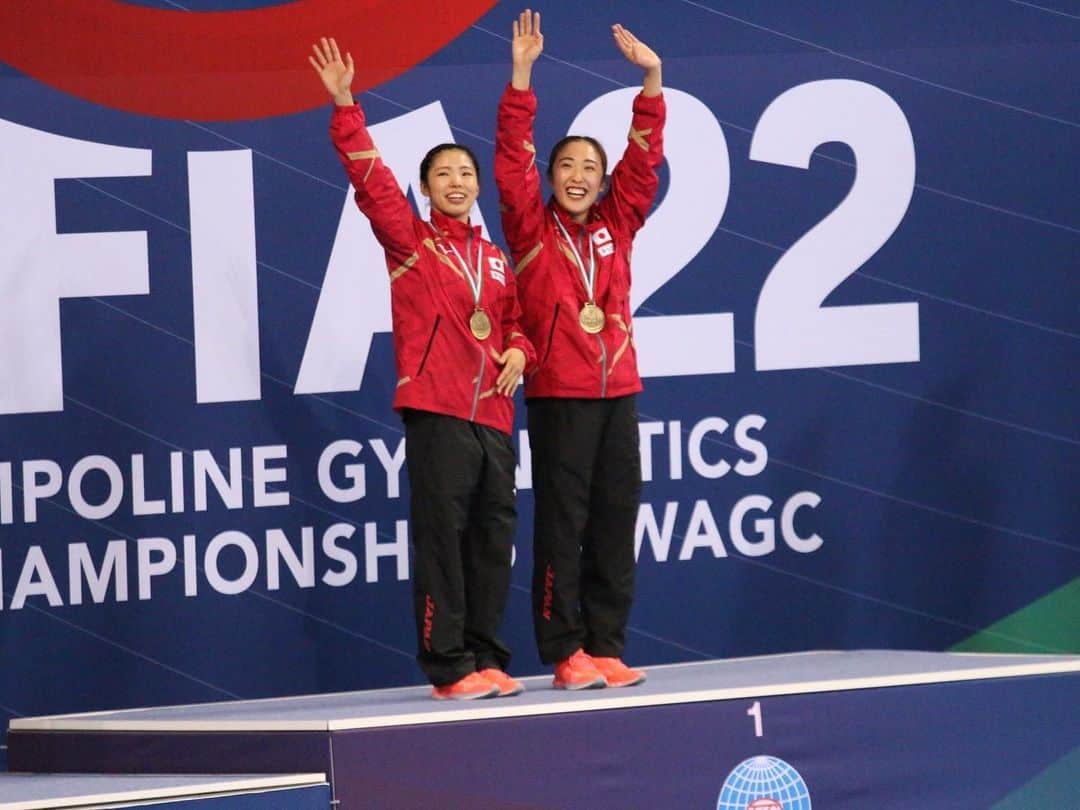 宇山芽紅のインスタグラム：「. 世界選手権 シンクロ優勝🥇 . 2018年にシンクロで優勝してから4年、 またひかちゃんと2度目の世界一になることができました✨ . 目標にしていた50点を超えての優勝だったので、 何より嬉しい！！ . 最高の瞬間をありがとう✨」