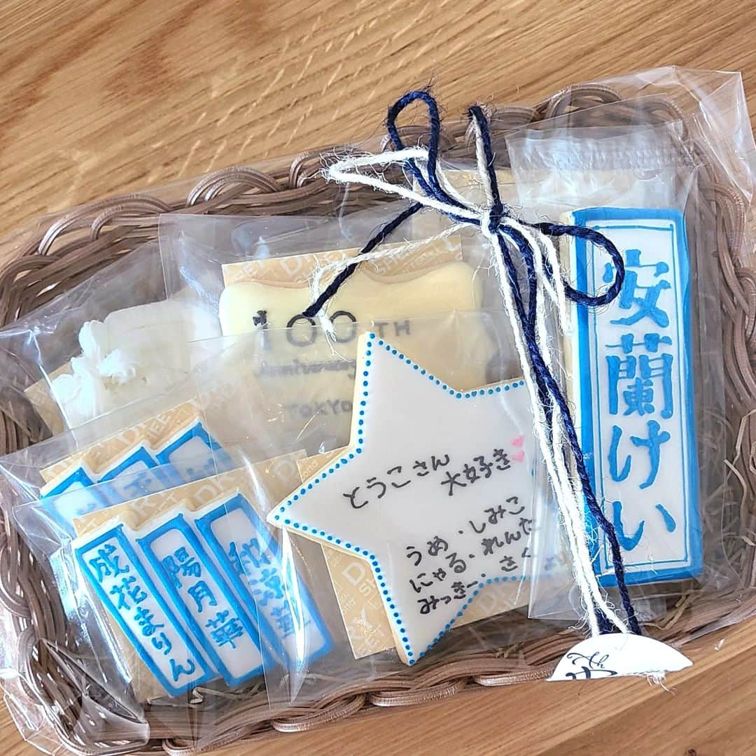 彩歌しおんさんのインスタグラム写真 - (彩歌しおんInstagram)「★差し入れCookie★ 東京會舘創業100周年記念イベント『安蘭けいSPECIAL TALK & LIVE』おめでとうございました✨️  安蘭さんへの差し入れクッキーを 作らせて頂きました😭 なんて光栄な事😭✨️  オーダーくださいました和さんをはじめ、上級生の皆様ありがとうございました😭💓  とうこさんが東京會舘で大好きと仰っていたカレー🍛とマロンシャンテリーも添えて✨ 千社札クッキーはもちろん星組カラー★  喜んで頂けて良かったです😭✨️  そしてとうこさんのInstagramにまで載せて頂いて幸せでした😭  ありがとうございました✨️  #安蘭けい さん #和涼華 さん #陽月華 さん #成花まりん さん #如月蓮 さん #天寿光希 さん #真月咲 さん #星組  #アイシングクッキー #着色料不使用 #天然色素アイシングクッキー教室  #国産  #アイシングクッキー教室 #Ahbonheur  #オーガニック #お菓子 #身体に優しいお菓子 #無添加お菓子 #ナチュラルアイシングクッキー  #こだわり食材　#差し入れ #差し入れクッキー #千社札 #千社札クッキー #宝塚観劇団 #宝塚星組 #宝塚og  #楽屋差し入れ」11月22日 10時40分 - shion_arisa