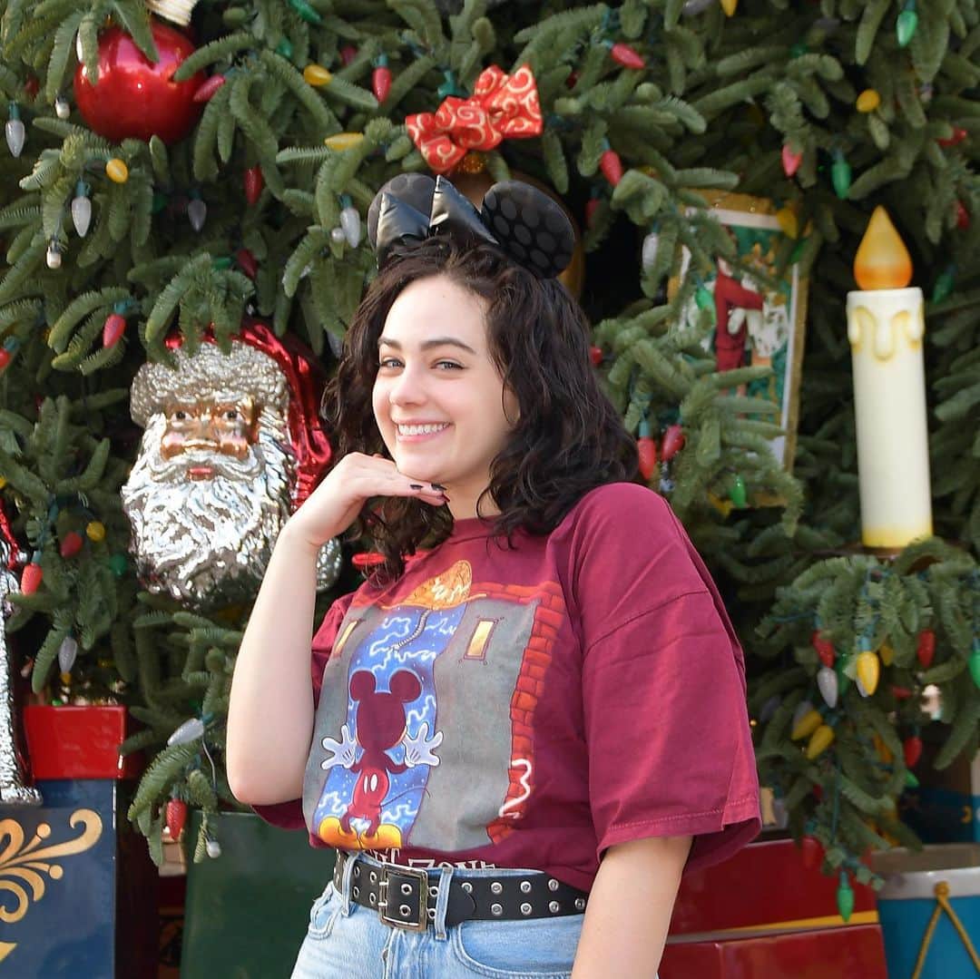 メアリー・モーサさんのインスタグラム写真 - (メアリー・モーサInstagram)「magical holiday adventures at my favorite place with some of my favorite people ✨  Thank you @disneyland & @disneyparks for a spectacular kick off to the holiday season ❤️ #DisneylandHolidays #DisneylandChristmas」11月22日 11時05分 - missmarymmouser