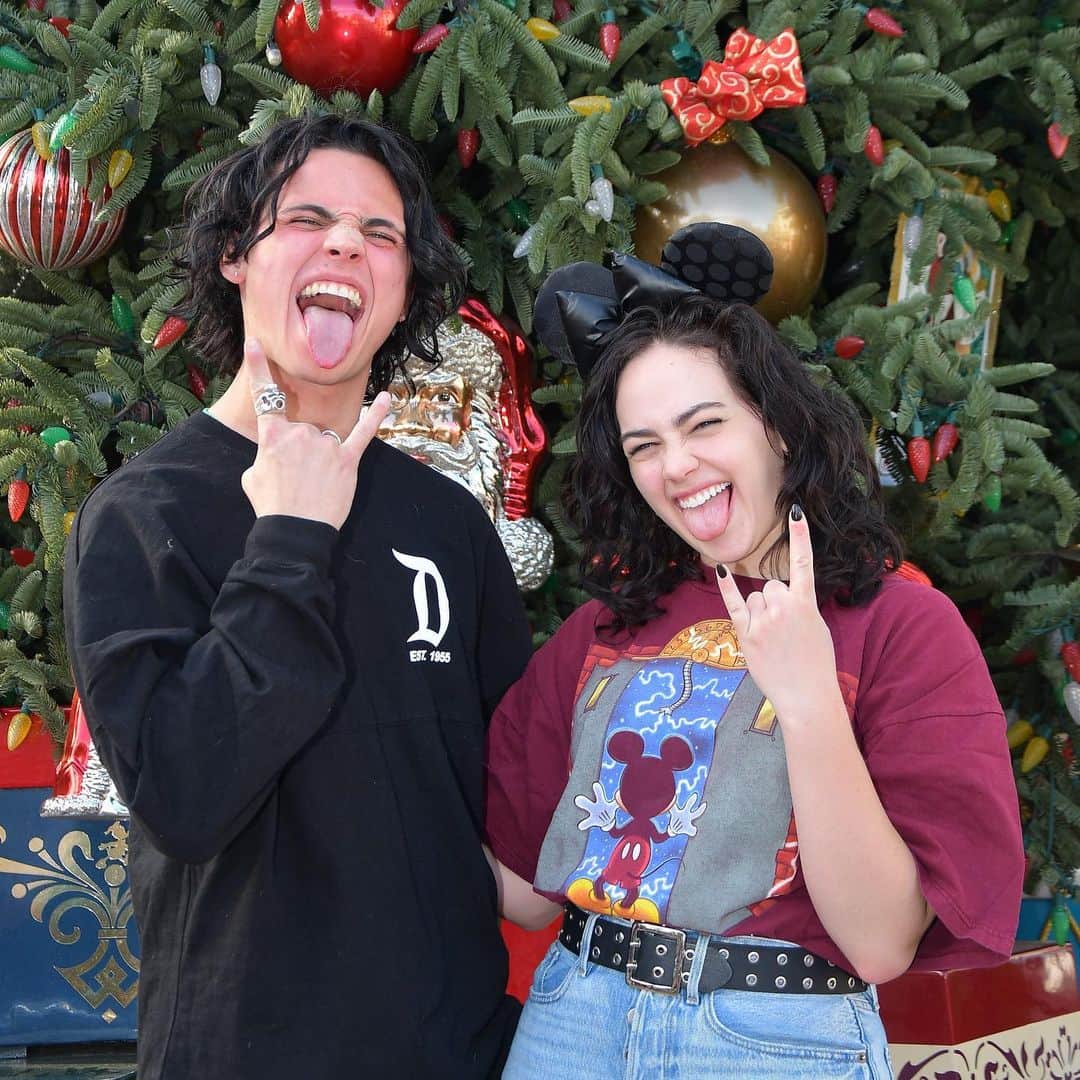 メアリー・モーサさんのインスタグラム写真 - (メアリー・モーサInstagram)「magical holiday adventures at my favorite place with some of my favorite people ✨  Thank you @disneyland & @disneyparks for a spectacular kick off to the holiday season ❤️ #DisneylandHolidays #DisneylandChristmas」11月22日 11時05分 - missmarymmouser