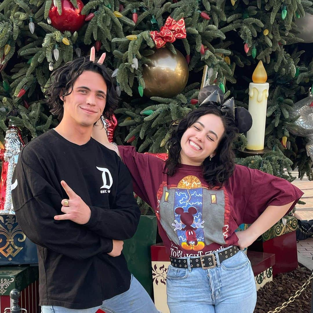 メアリー・モーサさんのインスタグラム写真 - (メアリー・モーサInstagram)「magical holiday adventures at my favorite place with some of my favorite people ✨  Thank you @disneyland & @disneyparks for a spectacular kick off to the holiday season ❤️ #DisneylandHolidays #DisneylandChristmas」11月22日 11時05分 - missmarymmouser