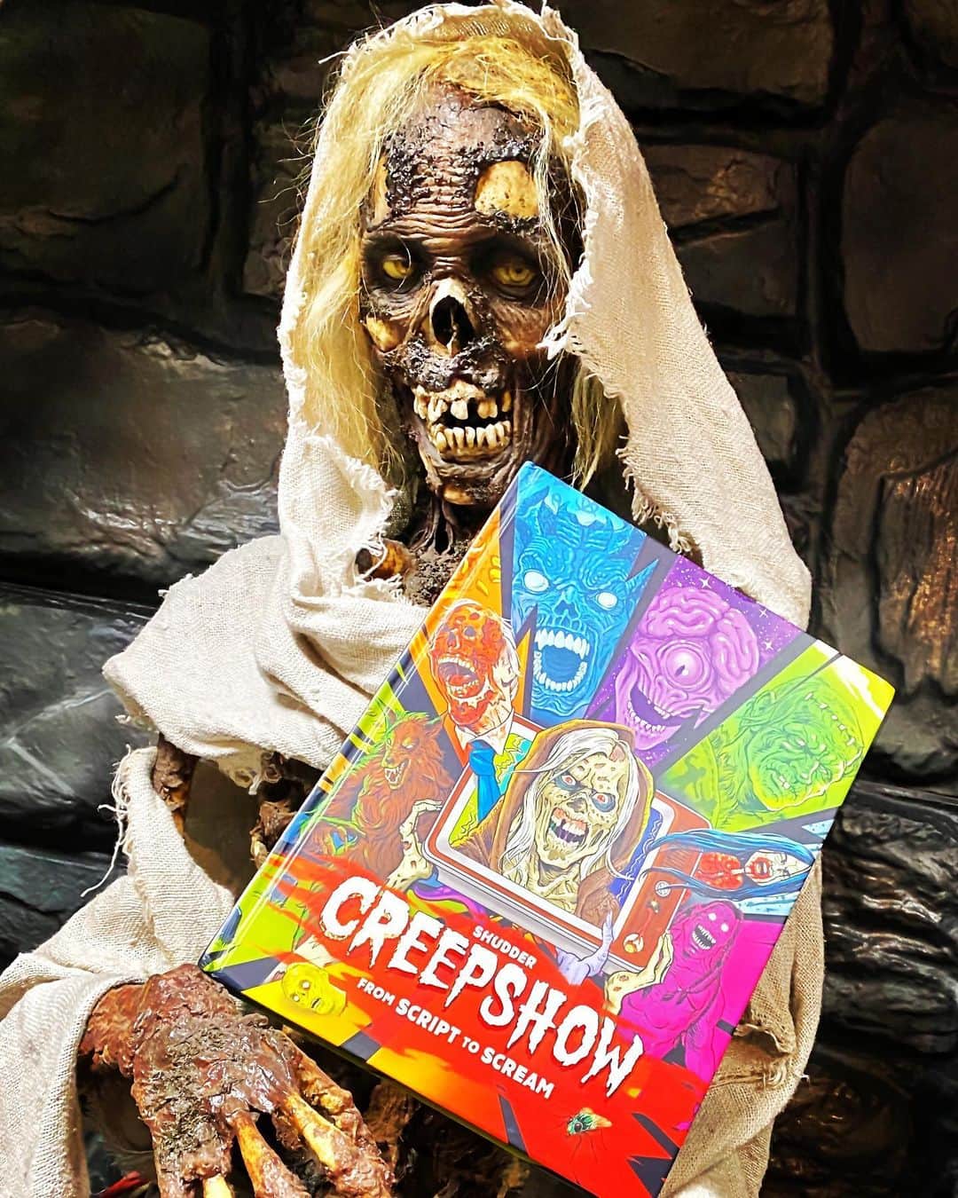 グレゴリー・ニコテロのインスタグラム：「Look what just showed up!  Raoul has some reading to do!  Creepshow script to scream chronicles the making of the series with interviews with key departments and tons of behind the scenes pics.  @titanbooks #creepshow」
