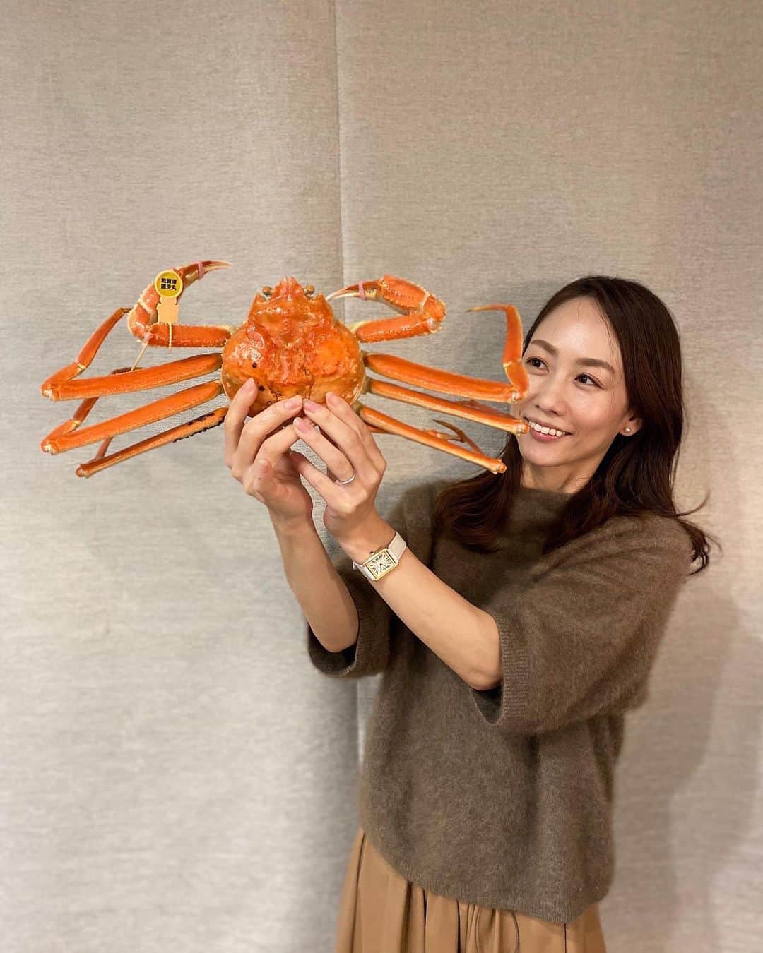 のインスタグラム：「こんにちは😃 坪山です！  ホームテレビ横は落ち葉の絨毯🍂  我が家の晩秋の風物詩 カニパ🤣  初めて松葉蟹を食べて感涙した話、笑  ひろしまリードのアナウンサーリレーコラムに綴りました🦀　  'ひろしまリード’で検索してご覧いただけたら嬉しいです❣️  #ひろしまリード  #ホームテレビ #アナウンサー  #広島ホームテレビ  #越前蟹 #秋 #広島ママ #広島ママと繋がりたい」
