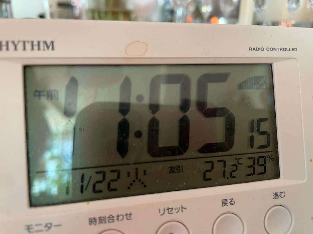 森公美子のインスタグラム：「ヤバイよ！この時間でも、どんどん上がる！  まだカーテン開けてないのに、 暑い💦  冷房入れるか悩む、、 因みに扇風機回しちゃってる！ リビングダイニングは、暑い、冬の太陽は、低いからいつ迄でも、暑いのです。暖房要らず！多分一年で暖房使う事、殆ど無い、  窓開ければ良いかっ！  本日休演日 昨日は淑徳巣鴨中学高等学校PTAの貸切、、  楽しかったかな？？？ と心配するBBAでした。」