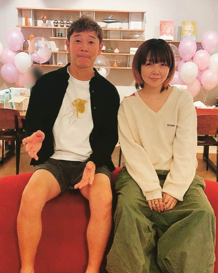 前澤友作のインスタグラム：「実は生年月日が全く一緒のaikoちゃんと一緒に誕生日お祝い㊗️  aikoちゃん、おめでとう🎉🎉🎉  俺も、おめでとう🍾🍾🍾  #永遠の14歳」