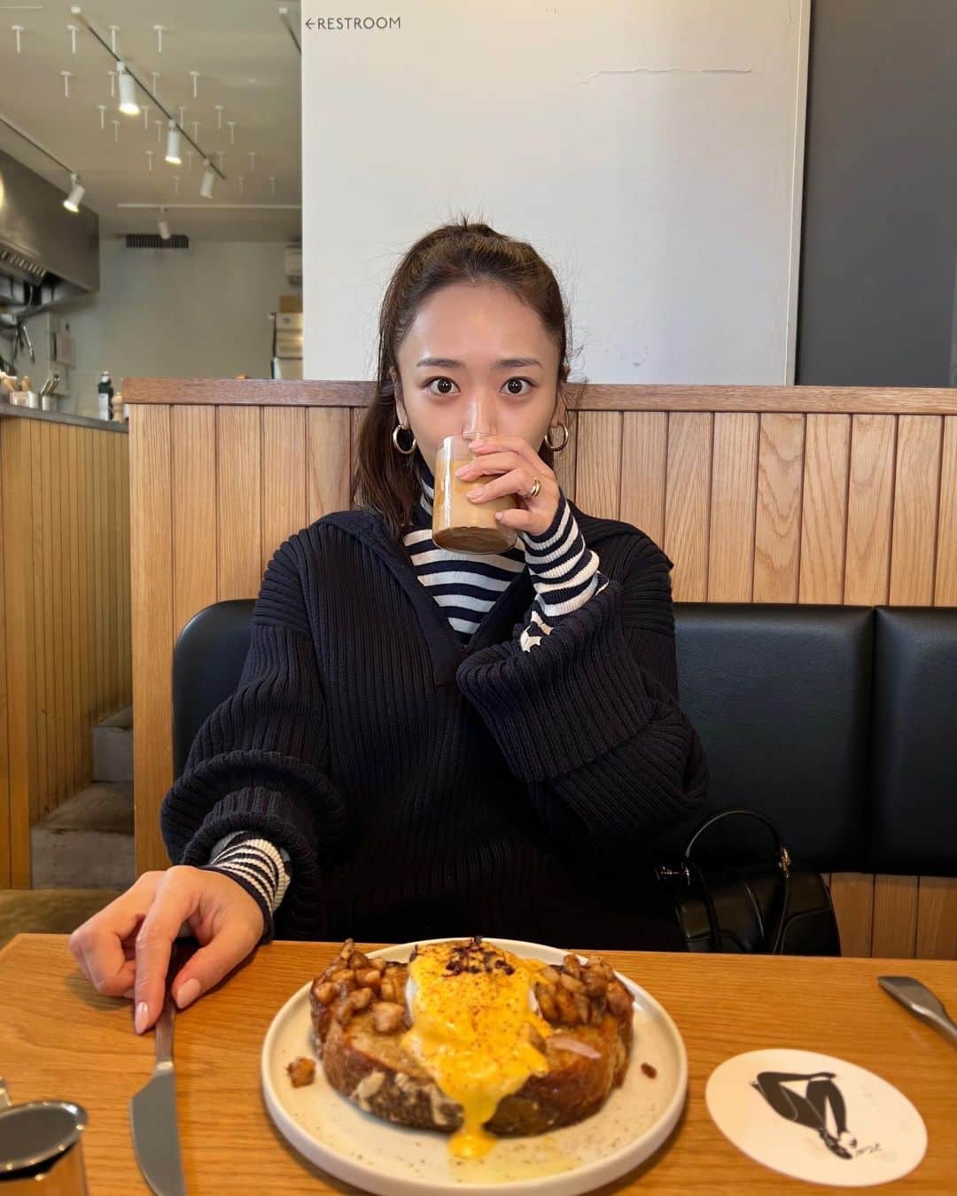 近藤千尋のインスタグラム：「子供達をスクールに送って 朝散歩🚶‍♀️🌈❤️ モーニングも食べて🍳 パワーチャージして、 今日も収録行ってきます📺🤍🤍 お化粧はこれからちゃんとします。笑」