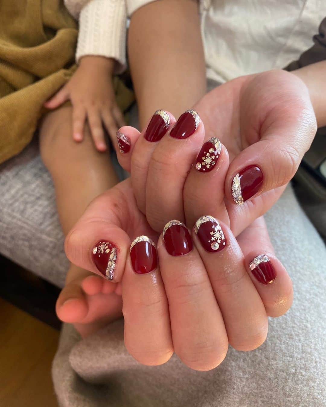 YUKAのインスタグラム：「みはるネイル💅❤️  クリスマスっぽくしたくて🎅 可愛いー❤️💚 いつもはなちゃん連れで行かせてもらえてすっごく助かります🥺🙏✨  ありがと〜🥺❣️  #クリスマスネイル #ネイル #子連れネイル」