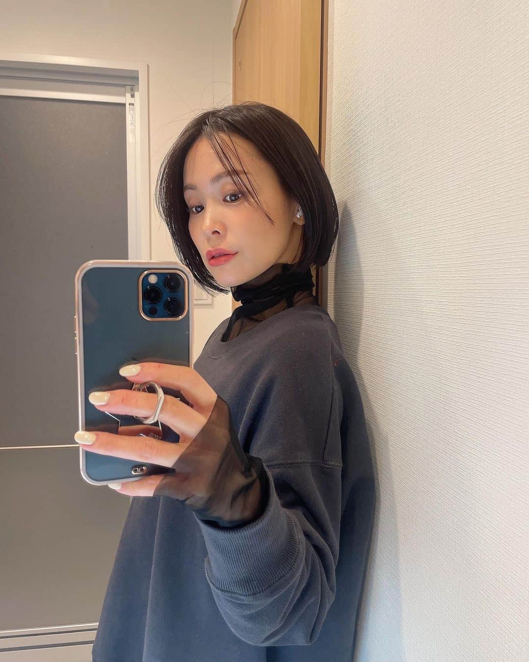 JUNのインスタグラム：「【new hair🖤】  けっこうバッサリ切ったよね？ 切りすぎた？とも思ったけど まあいっか！ 髪への執着心はさほどない🙃  2年くらいかけて ずっと伸ばして気付いた！ うちロング似合わない🤣  そして久々ここまで短くして思ったけど やっぱりボブとかショートのが しっくりくる🥹🫶🏻🫶🏻  徐々に明るくしてって また金髪ショートにしたいなって思っております🐒 よろしくどーぞ♡  #ショートボブ #ボブヘア #ミニボブ #韓国ボブ #ショートヘア #黒髪ショート #センターパート #センター分け#レイヤードコーデ #ootd #autumnfashion #秋カラー #autumn #ヘアカラー  #お洒落さんと繋がりたい #ピラティス #pilates #体質改善  #腸活 #美腸 #菌活  #自然療法  #自然食 #selflove #アロマ #エッセンシャルオイル #美肌ケア  #セルフケア #innerbeauty #インナーケア」