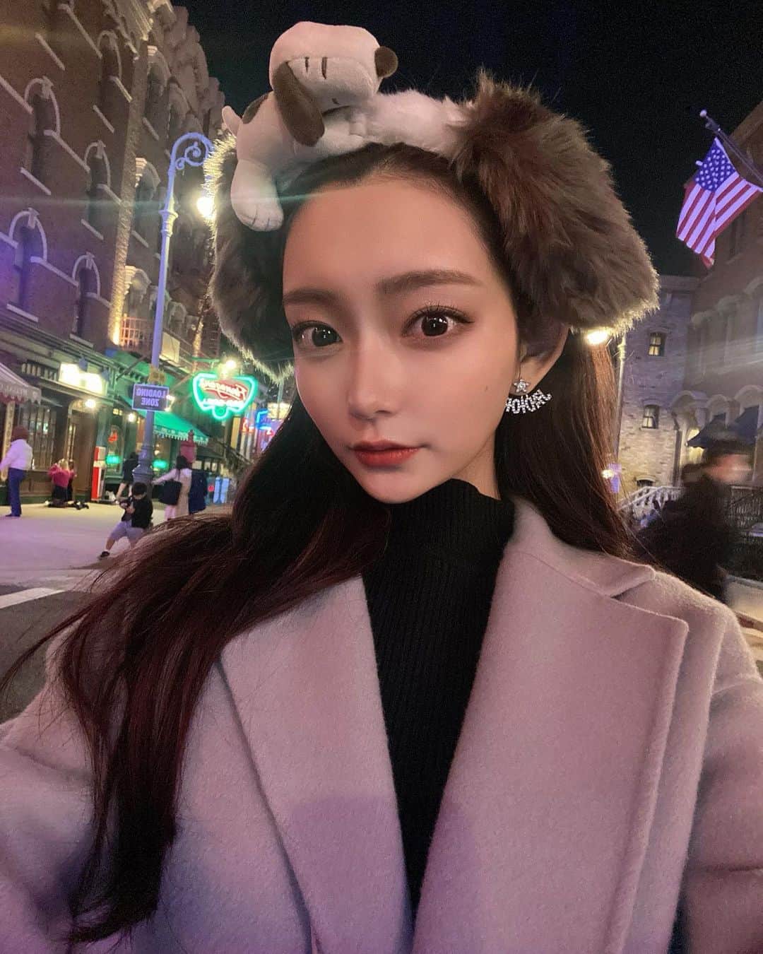 Saeのインスタグラム：「ユニバ行ったよ🎢🎡🤍 あたまにスヌーピー飼ったよ🤍笑 クリスマスシーズンって どこもキラキラしててかわいいよね #カチューシャで投稿しがち　  #ユニバ #ユニバーサルスタジオジャパン #ユニバコーデ #ユニバカチューシャ #スヌーピー #usj」