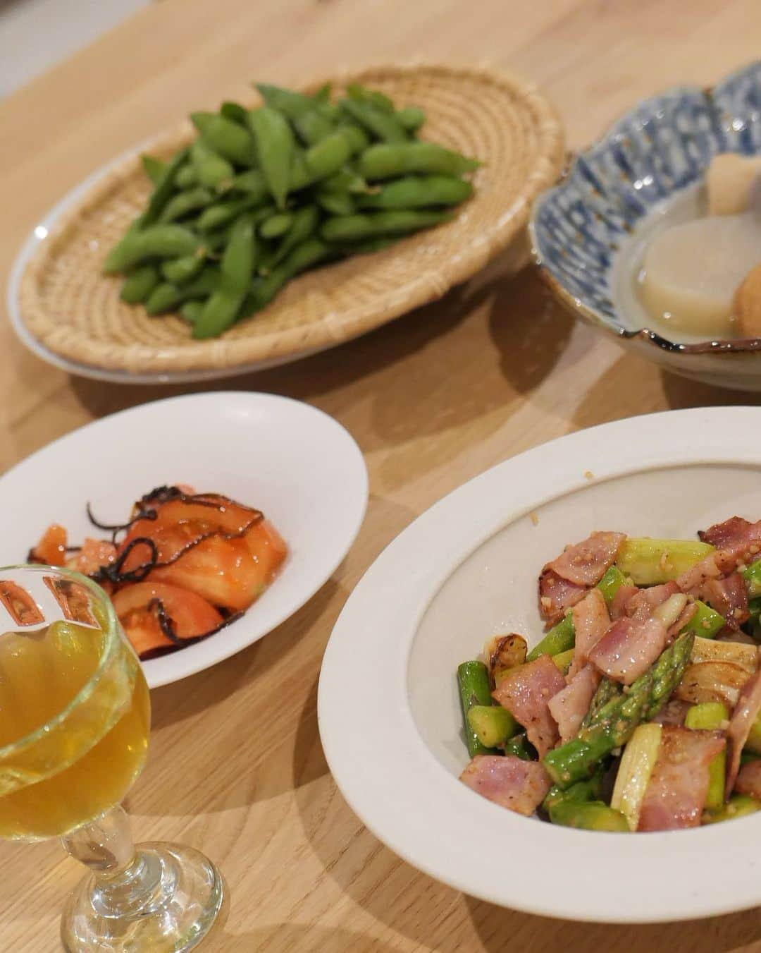 滝沢カレンさんのインスタグラム写真 - (滝沢カレンInstagram)「みなさんこんばんは。  ご飯を食べたい、というより何か口に入れておきたいというわがままな隙間っ腹のときの夜ご飯でした。  何が主役なんだか自分で自分を見失う食材たち。  今日は主役を決めない肩の気落とした井戸端会議のようなひとときで✨  どこに手を伸ばそうと腹の機嫌を損ねないのは みんな優しい味と安心の食材顔だからだと思います。  居所不足にやってきた唯一頼りの肉も今日はペラ細切りベーコン🥓として🥲  どうにかこうにか野菜たちの威圧に耐えてくれました👏🏻  集団行動一筋の枝豆や、長風呂番付のおでん🍢に見守れながら穏やかな胃袋になれました。  たまにはこんな落ち着きある食卓もいいもんですね☺️  おやすみなさい✨」11月22日 21時38分 - takizawakarenofficial