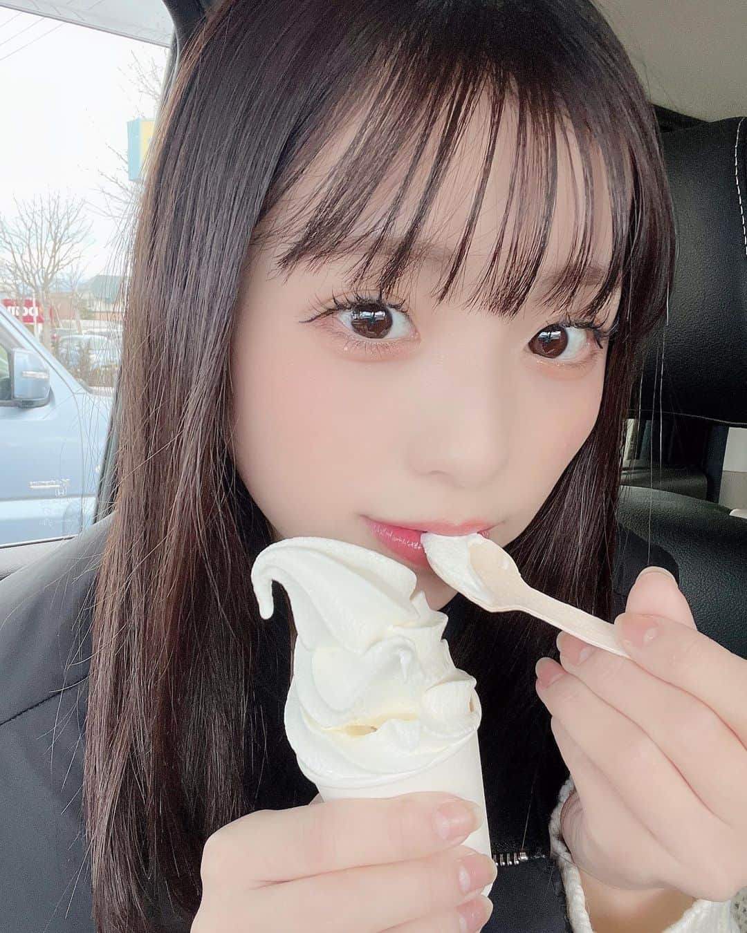 美咲優羽のインスタグラム：「. . .  地元で一番好きなソフトクリームを激さむいけど最後にどうしても食べたかった❄️😢🤍！幸  明日から結構何気に自分にとって節目の日！まずは早起き頑張る。  . . . #selca #selfie #셀카 #셀카그램  #ootd  #instagood #instalike #followme #アイドル #japanesegirl#japaneseidol#japanesegirls#札幌グルメ #sapporo #地下アイドル好きな人と繋がりたい#粉我 #美白 #攝影#旅遊攝影 #拍攝#寫真#攝影日記#人像攝影#攝影師#互惠#拍照#台灣攝影師#人像摄影#攝影日常#ootd4nylonjp」