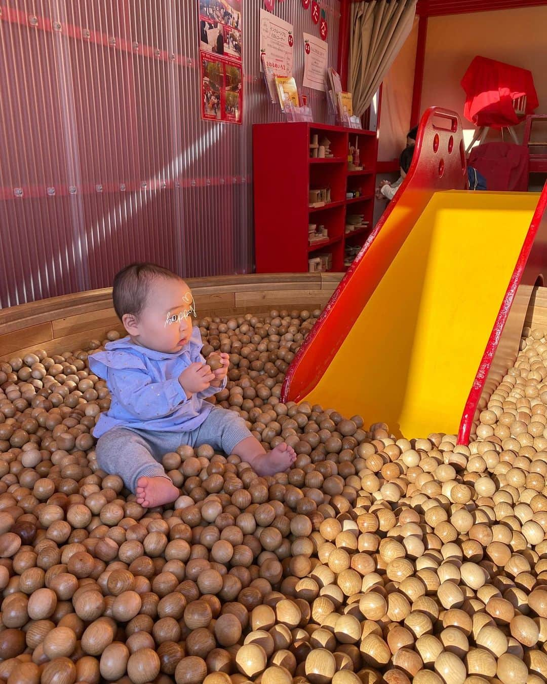 徳重杏奈のインスタグラム：「🚂 障がいのある子もない子も 一緒に遊べる #インクルーシブ公園   点字がついた絵本や文字の大きな絵本 車椅子に乗ったまま遊べる砂場 体幹が弱い子や乳児も乗れるブランコなどがあります。 ⁡ 誰だって、何歳になっても そこが自分の居場所だと感じたいし 歓迎されていると感じたいですよね。 ⁡ 乳児を安心してベビーカーからおろせる公園はなかなかないのでとてもありがたいです。 ⁡ インクルーシブがスタンダードになるといいな！ ⁡  ⁡ #としまキッズパーク」