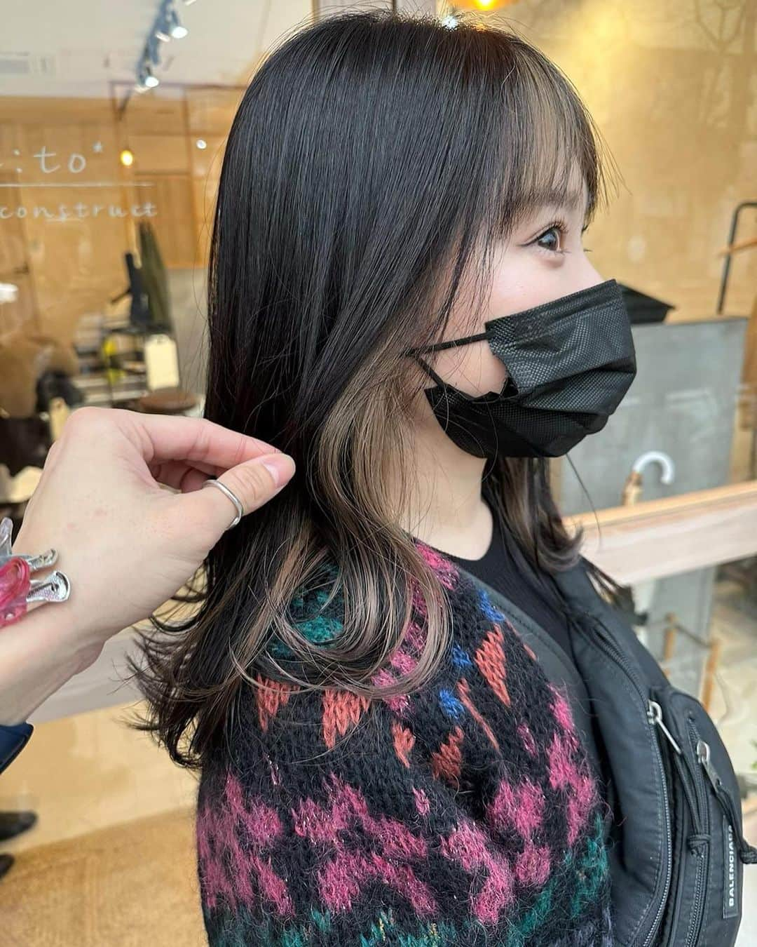 峰麻美のインスタグラム：「美容師泣かせの強靭なメラニン  #ブリーチ3回 #それでも抜けない #メラニンヤ○ザ #追いブリーチ #塩釜ブリーチ #盛りブリーチ #二郎系ブリーチ #黄味天敵 #お気に入りのおばカーデ #インナーカラー #イヤリングカラー #クリアウィンター #ブライトサマー #ブルベ冬」