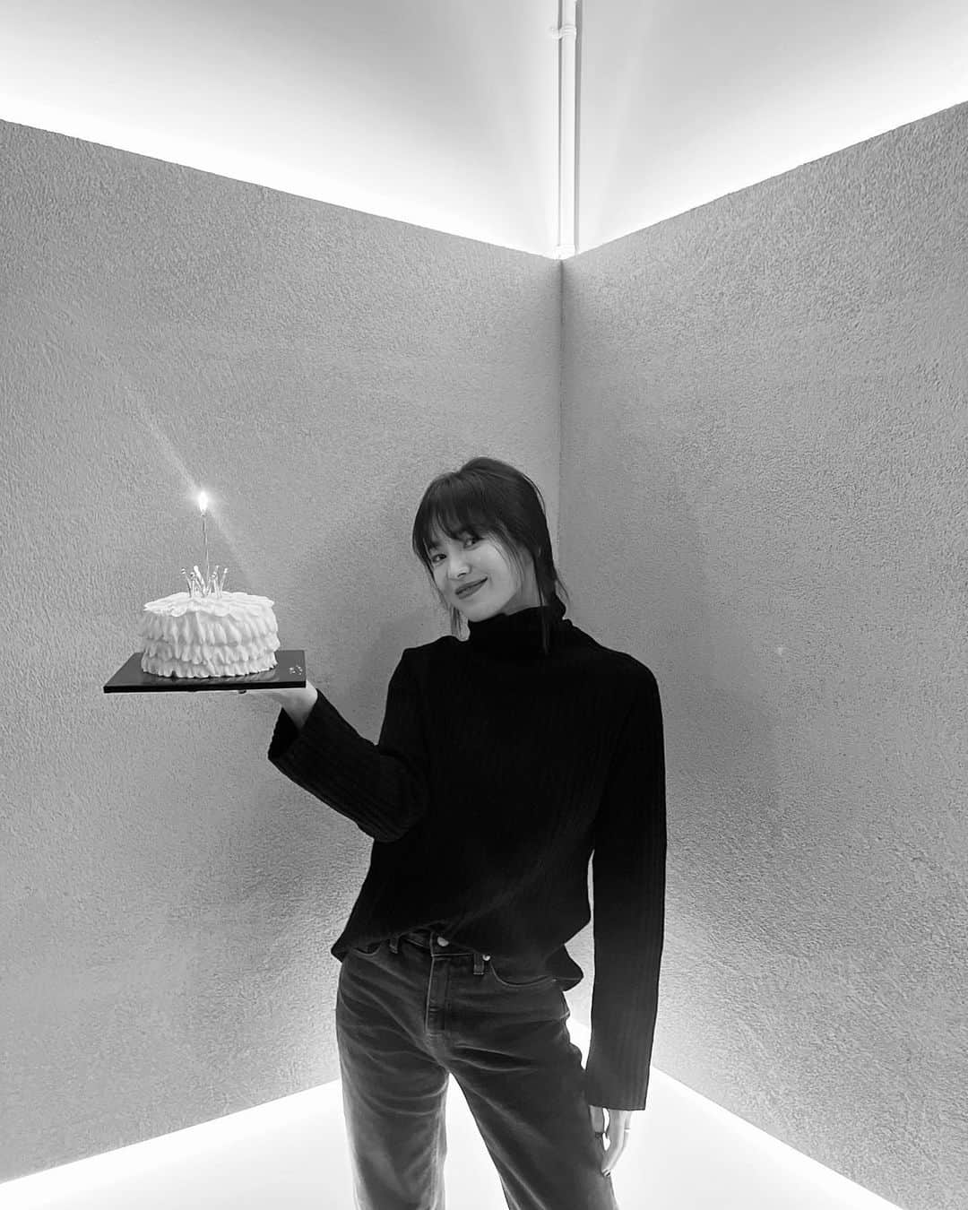 ソン・ヘギョのインスタグラム：「저의 생일을 축하 해 주신 모든 분들께 감사 인사를 전합니다.  보내주신 꽃과 선물 모두 잘 받았습니다.  감사합니다^^ 변함없이 사랑해 주시는 팬분들 덕분에 하루하루 감사한 마음으로 건강하게 잘 지내고 있습니다! 여러분 모두 늘 건강 하시고 행복한 일들만 가득 하시길 바랍니다❤️  Thank you for all the birthday wishes. All the flowers and gifts you sent me are beautiful~ I am spending a very healthy and happy day to day thanks to the unchanging love and trust my lovely fans give me. I hope you always stay healthy and happy!❤️」