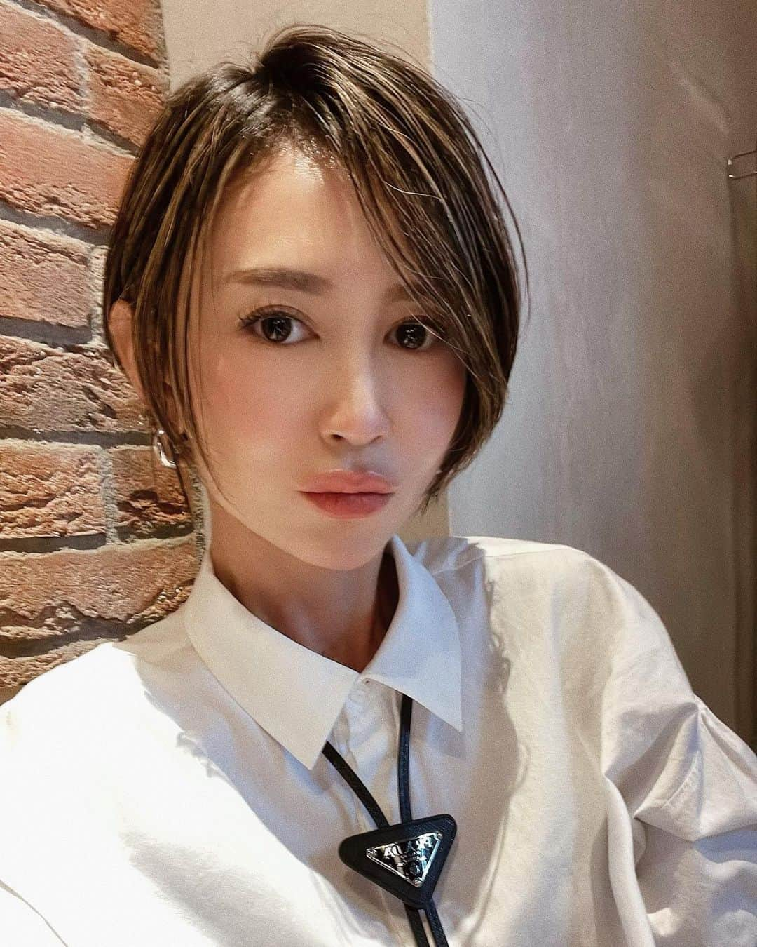 asami0510のインスタグラム：「先日ずっとやりたかったヘアラインのアートメイクしてきました✨  気になっていた産毛の薄い部分が埋まって感動！！生え際ってアップスタイルにした時とかに印象変わるので大事ですよね❤︎小顔効果もあるし😇  今回お願いしたのは @kobara.yumika_artmake ゆみかさん❤︎形もカラーもお任せして神業な仕上げに感激です！！（入れたい部分に太めの血管があったりややこしかったw🤣）  今ってアートメイクのクリニック沢山あるけどアカウントの症例写真見て自然で凄く綺麗だったのでゆみかさんにお願いしました✨  ヘアラインて結構痛み強いと聞いていたけど麻酔をしてほんの少しの痛みくらいで全然大丈夫でした❤︎  やはりもっと早くやれば良かった🤣💦  今回私の投稿を見た方は10% offにしてくれるそうなので気になっていた方は是非❤︎  @regina.artmake  #レジーナアートメイク #レジーナクリニック」