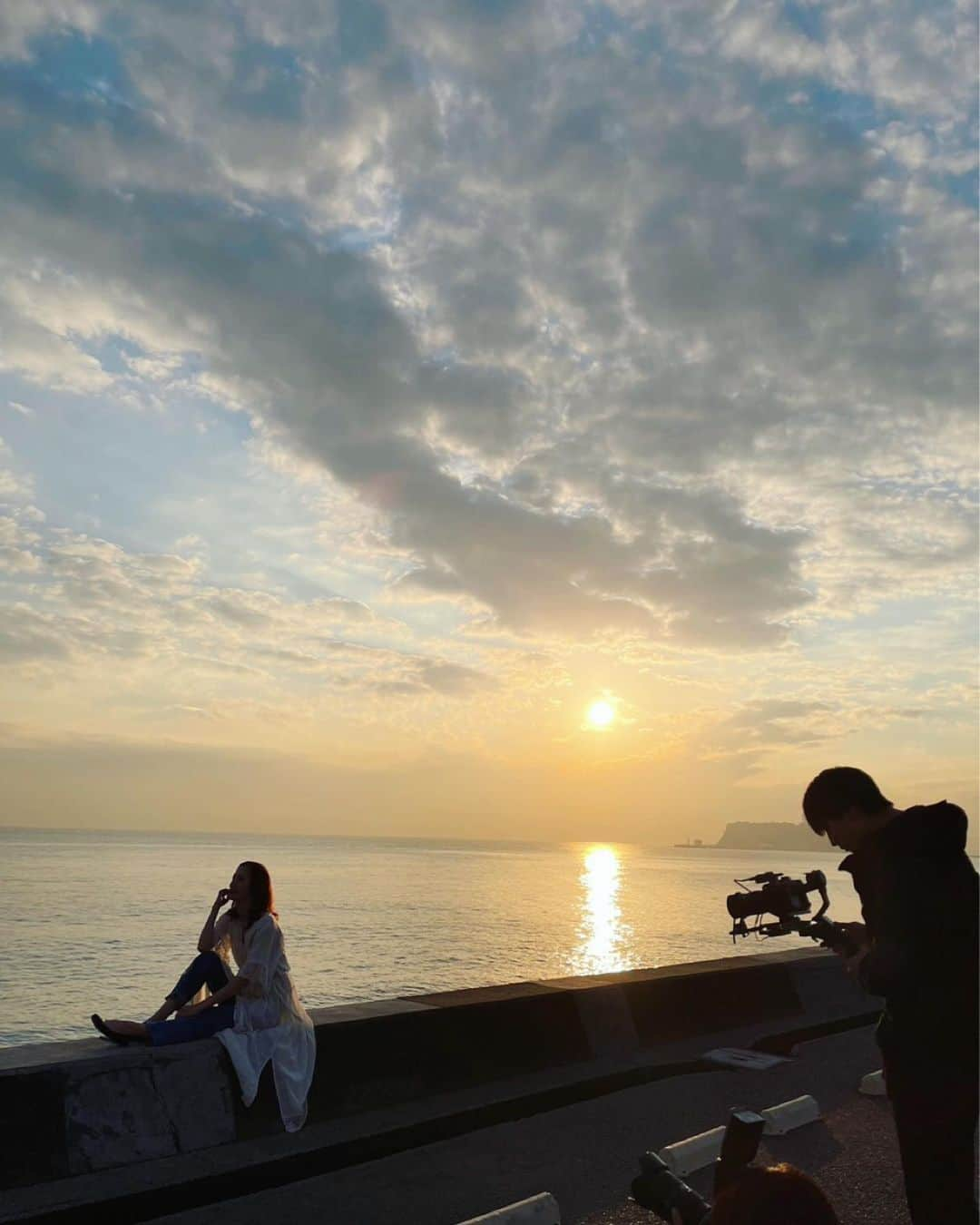 沢口千恵さんのインスタグラム写真 - (沢口千恵Instagram)「︎  『伶美うらら2023年カレンダー』の ディレクションをしました。  毎年この企画は伶美うららさんと コンセプトを決めるところから じっくり話し合って始まります。  今年のテーマは古着たちと一緒に little happyを探しにいく‥‥  そんなイメージで☘️  受け継がれ大切にされてきた ヒライスさんの 可愛いビンテージウェア達と一緒に たくさんお散歩をして  楽しいと幸せが 詰まった仕上がりになりました。  カレンダーの他にA5サイズの マガジンやポストカードセットも つくりました。  是非、みてみてください🫶  ✳︎  ✨2023年のカレンダー"特典付き予約受付"を開始いたします✨  今年もこちらのお知らせをする季節になりました🍁  近年特に良く聞くようになった"リメイク"や"サステナブル"と言う言葉。  2023年の伶美うららカレンダーはHERAITHのEMIさんのヴィンテージウェアとコラボをさせて頂きました👗  私も今回初めて古着に触れてみたのですが、大切に大切に着られていた服がまた生まれ変わって、次の方が大切に着る。  そんな温かさと、一点ものだからこその価値や特別感を感じることができました🫧  EMIさんとお話をしながら、たくさん試着もさせていただき、セレクトしたウェア達はどれも素敵なものばかり。そのお衣装からもたくさんインスピレーションを受けて撮影をしました🧶✨  鎌倉で街歩きをしたり、海へ行ったり、可愛いカフェでお茶をしたり、今までとはまた違う新しい伶美うららを皆さまに見て頂けるかなと思っております❤️  そして、、、、、  カレンダーには未掲載のシーンやカットをたくさん集めましたmagazine『Letter's』も予約受付します🫧  『Letter's』は少し小さめ（A5サイズ）のサイズ感ながら、ボリュームは（p68表紙込み）たっぷりな1冊となりました。  楽しく幸せだった撮影の時間を、皆さまにも私からお手紙を綴るようにまとめました。  こちらのmagazineには、封筒付きメッセージカードをお届けいたします💌  またケース付の12枚の『Letter'sはがきセット』も販売します。こちらも幸せな楽しい時間を1枚1枚のカードにたっぷり詰め込んでいます。 こちらもぜひ見て頂けましたら嬉しいです💌  【先行予約〆切]】 12月10日(土)23:59 まで  ＊＊UraraReimi 2023カレンダー＊＊ 卓上サイズ182×140mm  全13枚（両面印刷/全26ページ） ¥2,800 (税込) +送料  ＊＊Letter's＊＊ A5サイズ 148×210mm  全68ページ / 封筒付きメッセージカード ¥2,800(税込) +送料  ＊＊Letter'sはがきセット＊＊ A6サイズ（105ｍｍ×148ｍｍ）12枚セット ¥1,800(税込) +送料  ＊＊2023セット＊＊ (UraraReimi 2023カレンダー / Letter's / Letter'sはがきセット)  ¥7,000(税込)+送料  ✼••┈┈┈┈••✼••┈┈┈┈••✼  【特典】 2023年セット　 3点全てに直筆サイン入り / 伶美うららThanksカード入り💌  ¥4,500以上お申し込み 全てに直筆サイン入り  ✼••┈┈┈┈••✼••┈┈┈┈••✼  ※先行画像は全てサンプルとなります。 ※お届けはクリスマス頃の予定です  BASEショップにて受付開始です💐  #2023カレンダー #予約受付開始  撮影 @mamatime.chiai_official  ヘアメイク @keeei0529   動画撮影 @mov_ken  衣装協力 @hiraeth_vintage 撮影協力 @k.yuriapemperu @neko_no_koban.fc 撮影スタッフ @saaya_nojima  アートディレクション @chiesawaguchi」11月22日 13時35分 - chiesawaguchi