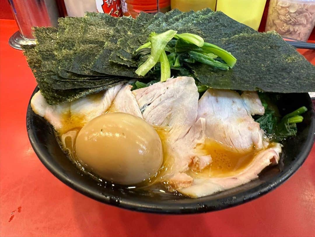 rasuさんのインスタグラム写真 - (rasuInstagram)「今日は吉村家さん！ やっぱりうまいんだよ…安心感があるというか 家系好きな人にとってはマジで実家よね  うんめえええええええ！！！！！  #吉村家 #家系ラーメン #ラーメン #超うまい」11月22日 13時38分 - rashu_eat