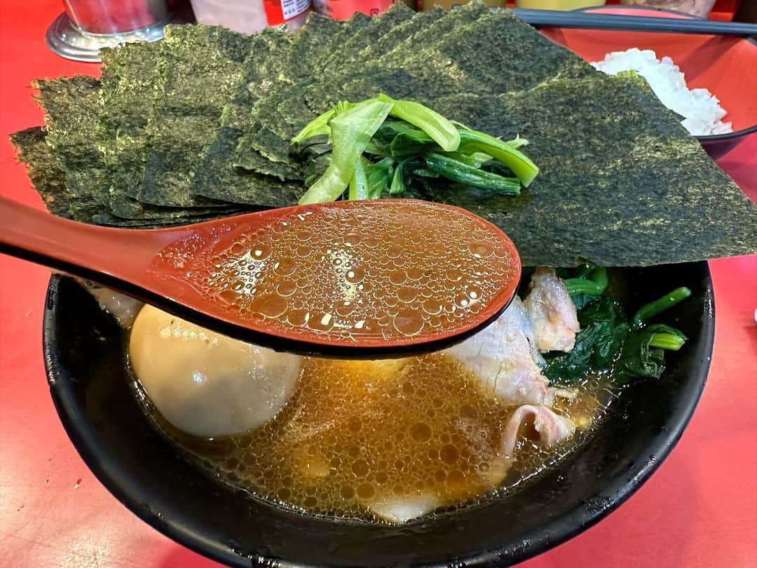 rasuさんのインスタグラム写真 - (rasuInstagram)「今日は吉村家さん！ やっぱりうまいんだよ…安心感があるというか 家系好きな人にとってはマジで実家よね  うんめえええええええ！！！！！  #吉村家 #家系ラーメン #ラーメン #超うまい」11月22日 13時38分 - rashu_eat